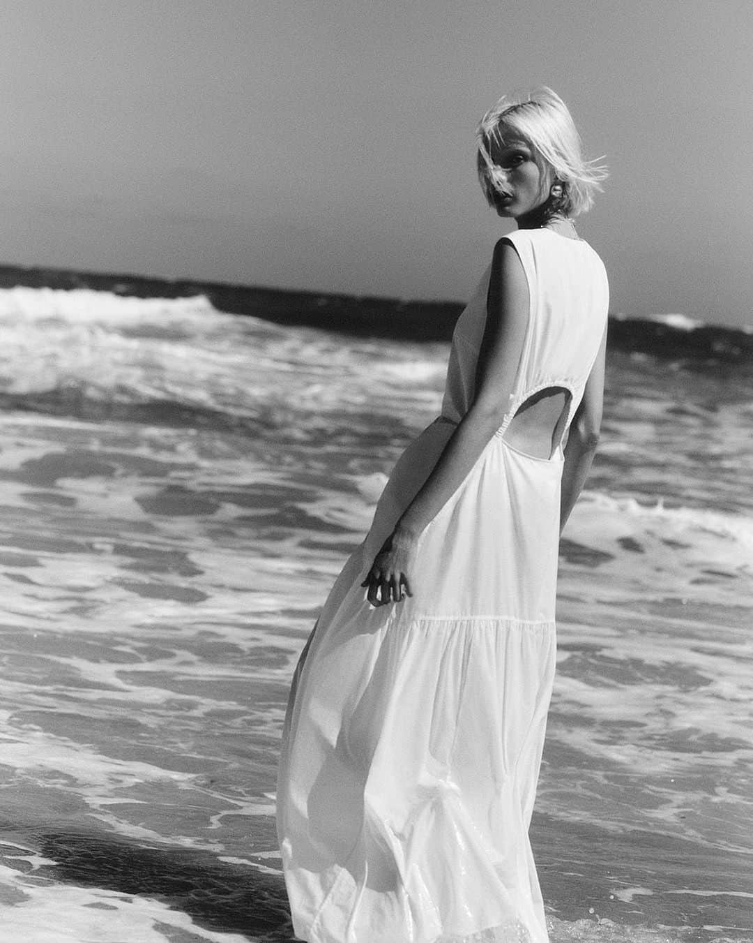 コスのインスタグラム：「Crashing waves and a white cotton dress.」