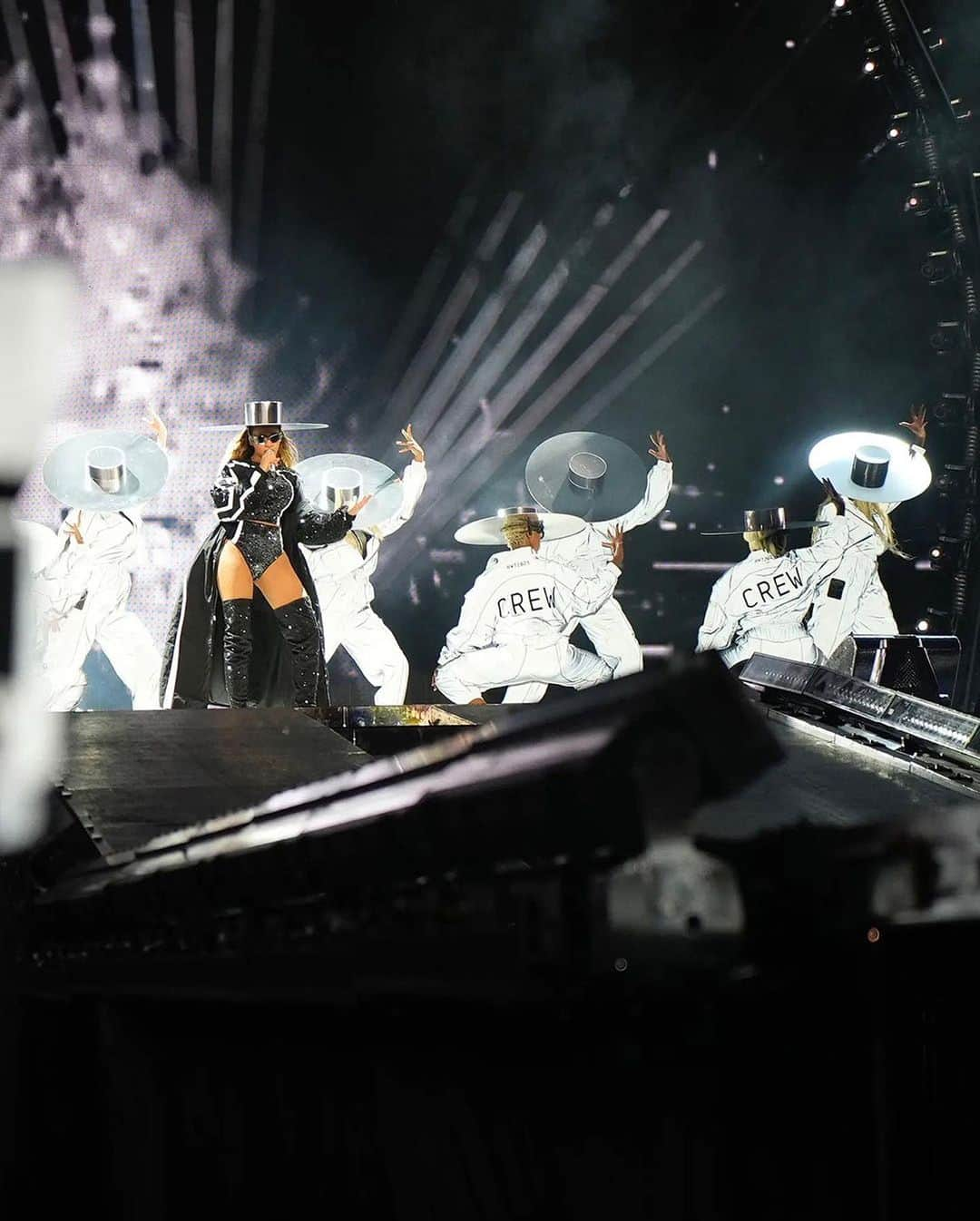 デイリーペーパーさんのインスタグラム写真 - (デイリーペーパーInstagram)「THE RENAISSANCE WORLD TOUR WITH @BEYONCE.  Features custom Daily Paper looks worn by her and stage dancers during her OPULENCE act last night.  Special thanks to @shionat and the team for putting this together.」6月29日 19時26分 - dailypaper