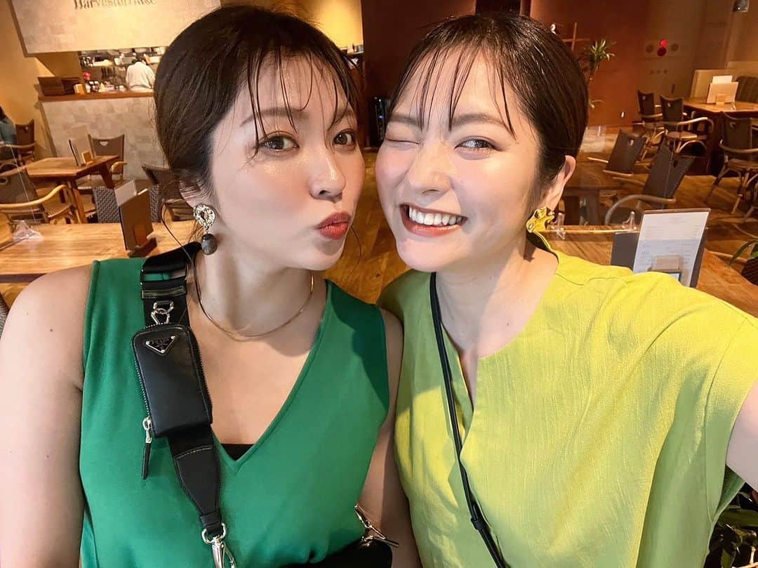 樋浦舞花さんのインスタグラム写真 - (樋浦舞花Instagram)「・ グリーンかぶり👭🏼👗💚  相変わらず相談なしにリンクしてしまう🥹 周りにはもはやキモがられてます☺️笑  #ひうら姉妹 #樋浦姉妹 #双子 #双子姉妹 #姉妹 #双子コーデ #お揃いコーデ #twins #gooday #instagood #happy #twinstagram #birthdaybash #greencode」6月29日 19時28分 - hiura_maika