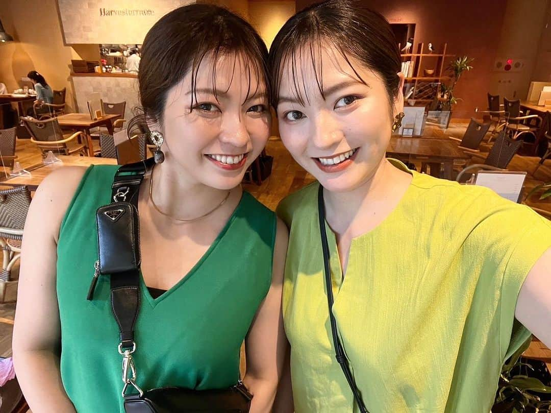 樋浦舞花のインスタグラム：「・ グリーンかぶり👭🏼👗💚  相変わらず相談なしにリンクしてしまう🥹 周りにはもはやキモがられてます☺️笑  #ひうら姉妹 #樋浦姉妹 #双子 #双子姉妹 #姉妹 #双子コーデ #お揃いコーデ #twins #gooday #instagood #happy #twinstagram #birthdaybash #greencode」