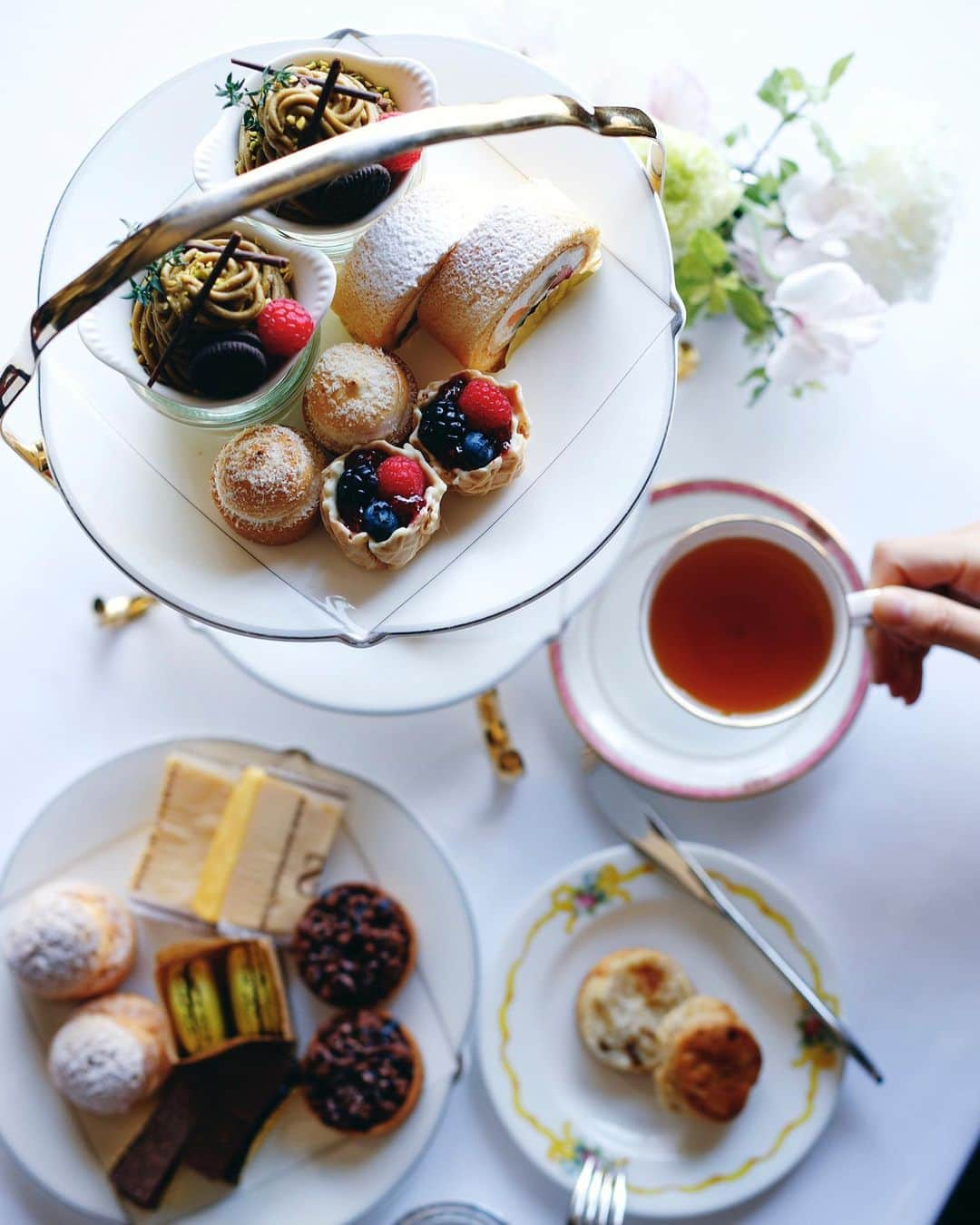 THE WESTIN TOKYO | ウェスティンホテル東京のインスタグラム：「【Stellar Afternoon Tea at the Top @ビクターズ】平日も開催✨ フレンチレストラン「ビクターズ」では、ホテルの最上階で楽しむ期間限定の特別なアフタヌーンティー『Stellar Afternoon Tea at the Top（ステラーアフタヌーンティーアットザトップ）』を8月20日（日）まで毎日開催しています✨   1階「ザ・ラウンジ」で提供のアフタヌーンティーから人気のスイーツばかりを取り揃えました。窓の外に広がる東京の眺めとともに、優雅なひとときをお過ごしください。初夏をイメージした『ソルティーソーダ』を含む13種類のドリンクは、お好きなだけお楽しみいただけます。  詳細はプロフィールのリンクより    Available daily until August 20, join us atop the hotel at Victor’s and enjoy an elegant afternoon tea experience with our time-limited “Stellar Afternoon Tea At The Top”.  Featuring an irresistible selection of the most celebrated delights from our signature hotel afternoon teas, this special stellar afternoon tea is guaranteed to delight your taste buds with the nutty pistachio Mont Blanc, aromatic Lime & Coconut Mini Tart and more - enjoy an elegant afternoon with friends with the breathtaking view of the Tokyo skyline. Reserve now via our bio link     #ウェスティンホテル東京 #ウェスティン東京 #アフタヌーンティー #ケーキ #デザート #スイーツ #甘党 #フルーツ #ホテル #ティータイム #WestinTokyo #westin #afternoontea #hightea #hotel #dessert #afternoontea #teatime」