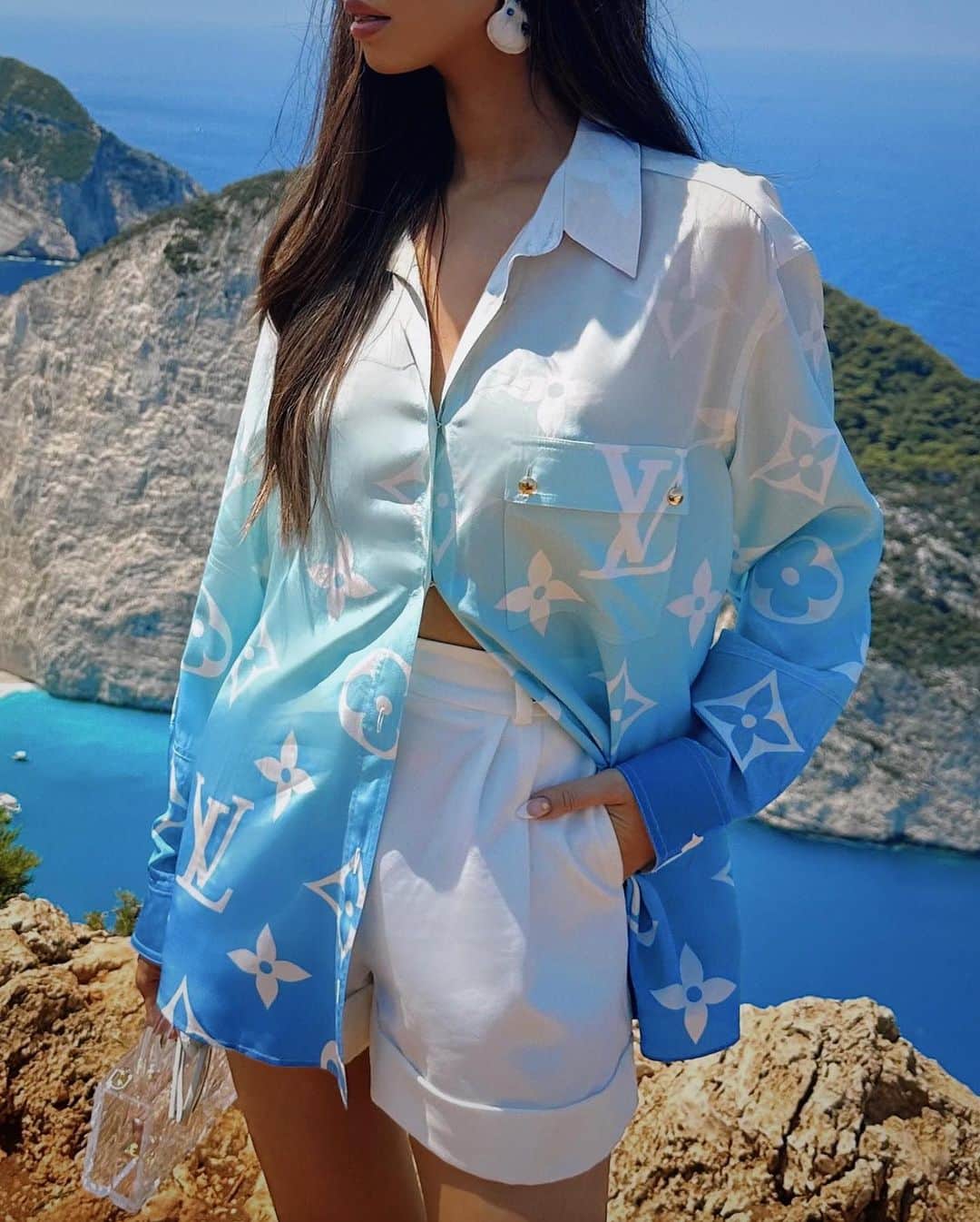 タラ・ミルクティーのインスタグラム：「bluer than blue 💎 @louisvuitton #LVnautical」