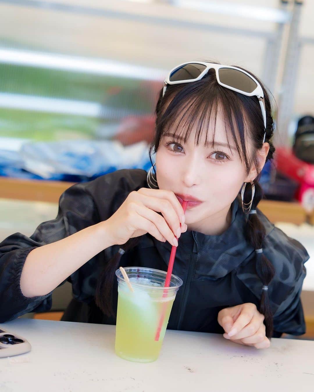 引地裕美のインスタグラム：「🥤🧊🍋🩵  SUGOで差し入れしてもらったレモンスカッシュが救世主だった🪄🪽  毎日暑くて真夏が心配だ🥹☀️笑  7/1（土）はRQ撮影会☝🏻🖤 1部は浴衣👘3.4部は夏コスお披露目☀️  7/2（日）は福岡撮影会🩵 1.2部は博多のスタジオで 3.4部は海沿いの別荘🏖️ まだ少しづつ空きがあります🤏🏻♡  なかなか行けない福岡開催なので、近くの方は遊びに来て下さい🐕💕  今週末も夏満喫しよう🥳 #mobil1 #mobil1レーシングサポーターズ #teamimpul  #itochuenexteamimpul #superformula #sformula #スーパーフォーミュラ  #UMine #japanese #japanesegirl #일본 #costume #レースクイーン #rq #モータースポーツ #motorsports」