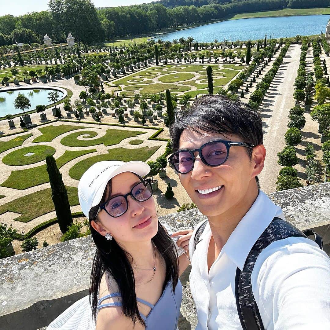 友永真也のインスタグラム：「ピカソ没後50年という事でピカソツアーしています✌️🇫🇷  まずはマレ地区にある国営のピカソミュージアムへ🖼️  17世紀に建てられたクラシカルな装飾がピカソらしくもありますね✨  ピカソ＝変わった絵を想像していまいがちですが、普通の絵もたくさん書いています✌️  世界中で没後50年のピカソ展が行われているので、是非覗いてみて下さい😄  2-7枚目がピカソ美術館です。  8-10枚目はブルス・ド・コメルスという現代アート美術館です🧐  1枚目は全然関係のないヴェルサイユ宮殿のガーデンです🪴🏰  またこれから色んな所を回っていくので次回の投稿からお土産シリーズやりますね✨  乞うご期待🎁  @explorefrance  #explorefrance」