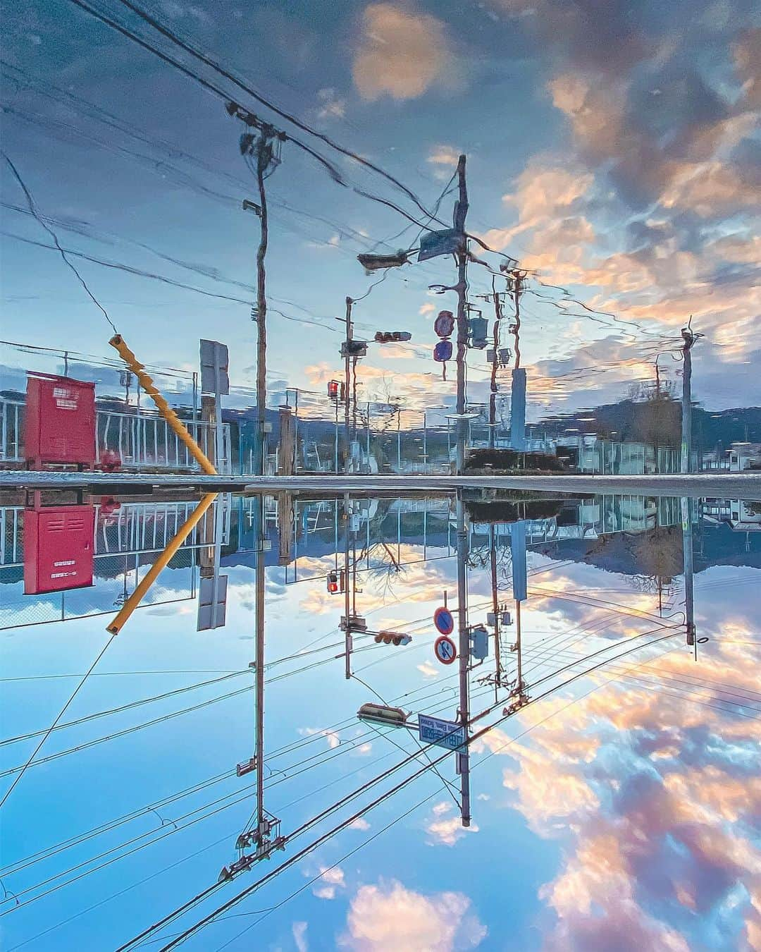 Shotaのインスタグラム：「どこにでもある水溜りが映す絶景  写真集「何気ない日常をアニメチックに。」Amazon販売中です！  気になってくださった方は、プロフィールのハイライトよりリンクをご確認いただければと思います！！  #アニメチック  #japan #photography #photo #lightroom #blue #kf_gallery #raw_japan #japangem #photo_shorttrip  #photo_travelers  #japan_bestpic_  #japan_photogroup  #japantravelphoto  #lovers_nippon  #best_photo_japan  #photo_map  #5min_japan #look_japan  #tabispo #total_japan #thelifejapan #雲フェチクラブ」