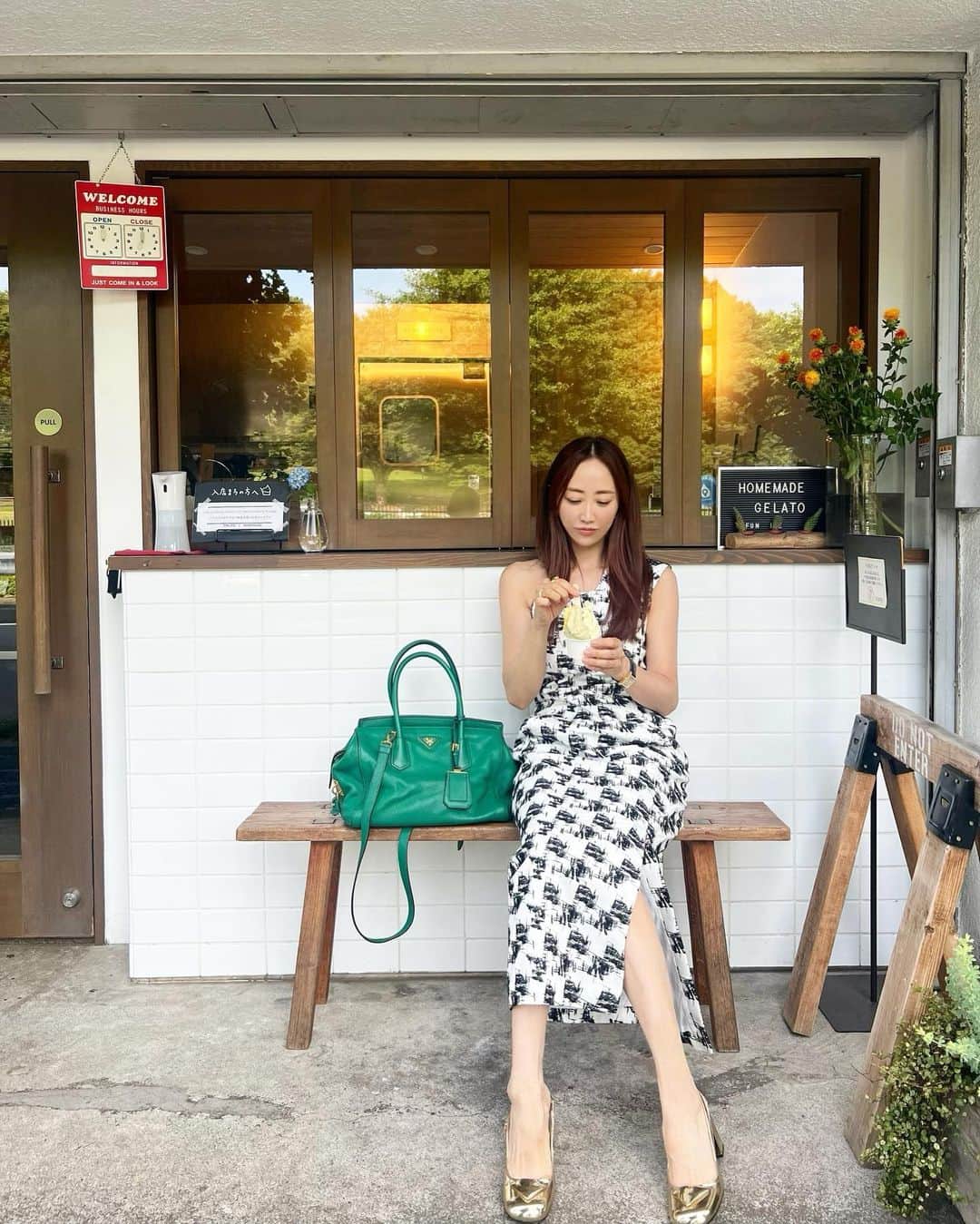 神崎恵のインスタグラム：「・ 「ママ！どうしたの？かたほうのおようふくないよ？やぶれちゃったの⁈」 と心配された、お気に入りのワンピース。 「大丈夫なのよ。もともとこっちがわはないの、楽しいお洋服でしょ☺️」と話すと、安心してくれました。 撮影の間に、PRADAの新作フレグランスの発表会へ行きました。 プラダ パラドックス オーデパルファム。 PARADOXE 矛盾。 相反する要素を共存させることで生まれる美しさを堪能できる香り。 フェミニンなピンク 芯のあるブラック ネロリやジャスミンの甘やかなブーケと アンバー、ムスクの深み、温もり アイコニックなボトルデザインには 真っ直ぐに立たなければならないことはない。 というメッセージも。 ひとがもついろいろな顔。 強さと弱さ。 その全てが「自分」であることを讃え、楽しむ香りの誕生。 今日はこの香りをつけています。  今夜はライブをします🎀 楽しみです〜。 関係ないですが、 今日も昨日もアイス食べた〜🍦  #prada #PRADAbeauty」