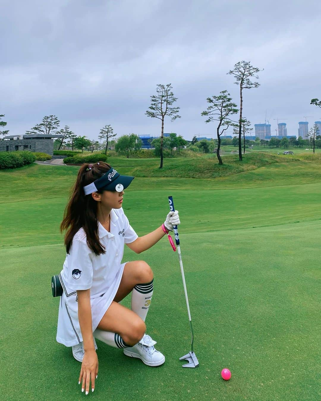 キム・ヒジョンさんのインスタグラム写真 - (キム・ヒジョンInstagram)「Perfect day to play golf! ⛳️🏌️‍♀️ Nice onnn Malb on👌@malbongolf @malbongolf.kr」6月29日 19時36分 - kimheebibi