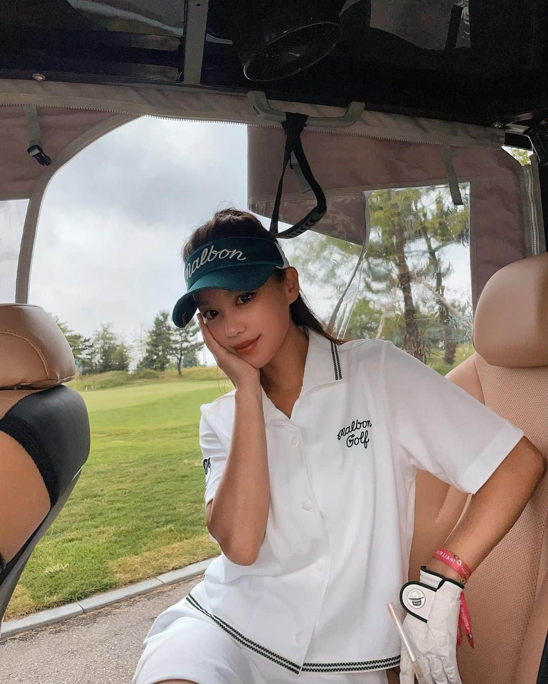 キム・ヒジョンさんのインスタグラム写真 - (キム・ヒジョンInstagram)「Perfect day to play golf! ⛳️🏌️‍♀️ Nice onnn Malb on👌@malbongolf @malbongolf.kr」6月29日 19時36分 - kimheebibi