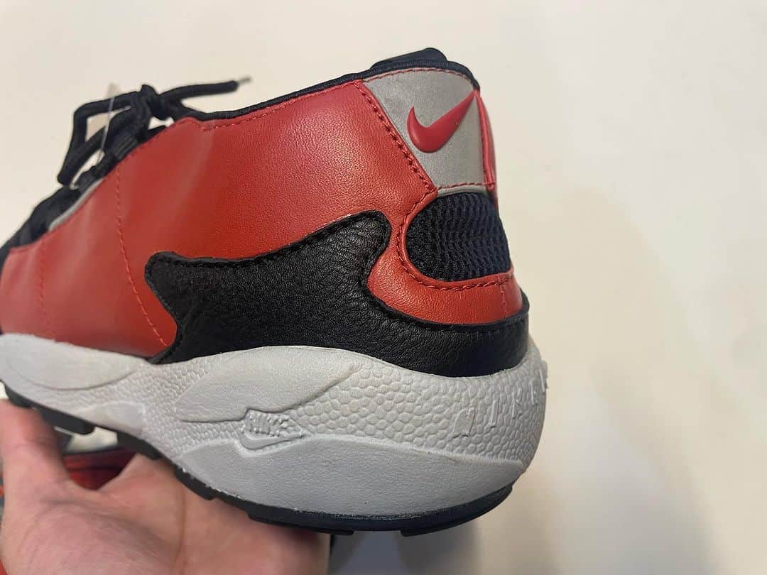 Sneaker At Randomのインスタグラム：「NIKE エアフットスケープ  アッパーのヒールパーツは、 レザーで補修し、 剥がれてしまった ソールは再接着しました。  ご依頼ありがとうございました。  #sneakeratrandom#スニーカーアトランダム#junkyard#ジャンクヤード#sneaker#スニーカー#スニーカー修理#スニーカーカスタム#市川#本八幡#梅田#阪神梅田本店#心斎橋#高円寺#angeluspaint#アンジェラスペイント#arata#アラタ #nike #nikefootscape #sacai #sacainike」