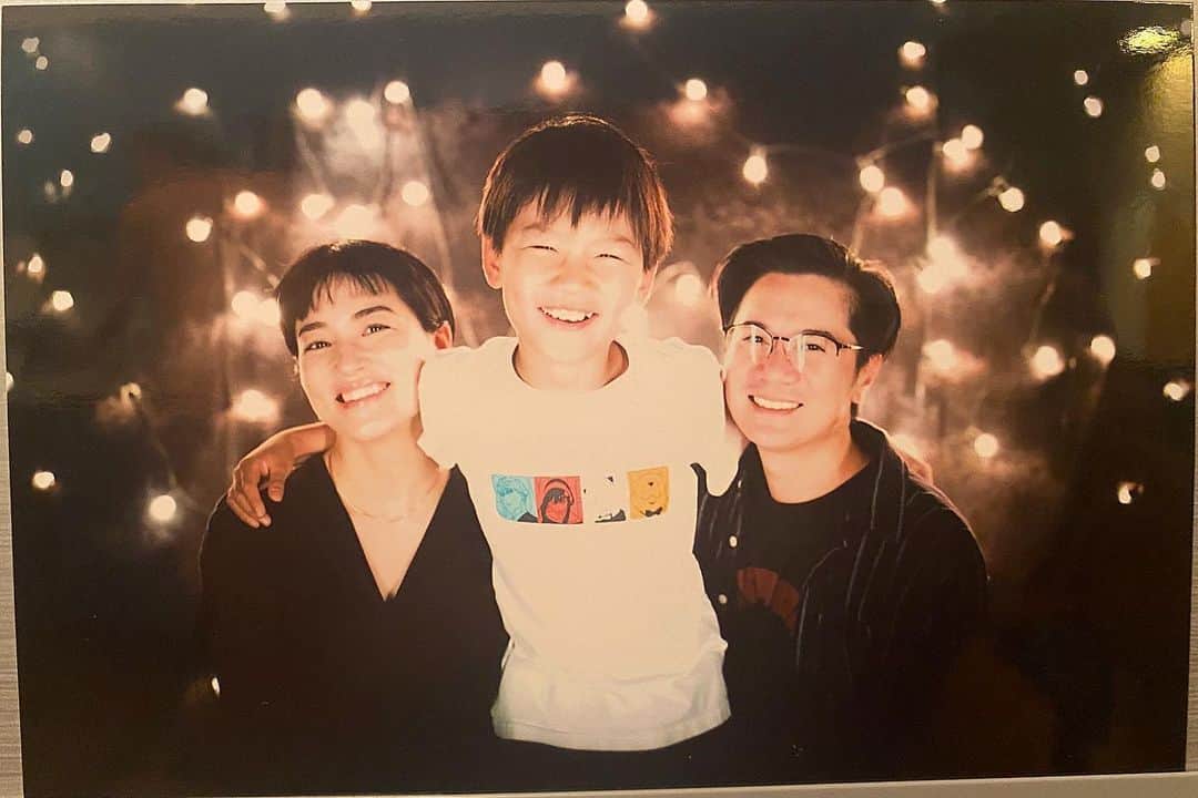 桃生亜希子のインスタグラム：「逗子映画祭でゆみ　@yumind_saito に家族写真を撮ってもらっていたのだが、コロナや家族のスケジュールが合わず、4年ぶりの撮影！🙌  　今年は、アーキ @archi_gibbous にphoto  boothが出るというので行ってきたよ✨ 　  今年10才。 息子の成長を感じるなぁ。🫧 　  ゆみ、これからも続けてね！💖 　 　息子が成人になっても、とってほしいな😊  #リアルどらえもん」