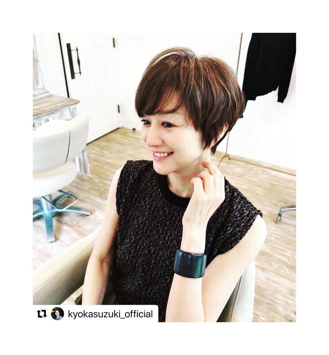 松浦美穂さんのインスタグラム写真 - (松浦美穂Instagram)「ヘアカットやらせていただきました❣️  #Repost @kyokasuzuki_official with @use.repost ・・・ スタッフです。  いつも応援してくださる皆さま、 ありがとうございます。 ご心配おかけしておりますが、 鈴木はゆっくりお休みをさせていただいています。この時間を大切に使いたいと、先日はヘアカットに行ってきました！  今までにした事のないスタイルで、 本人曰く、初めてのショートカットだそうです。 先々の役作りの研究も兼ねての リフレッシュです！  来月からスタートする2本のドラマ、 Netflix『御手洗家炎上する』、 フジテレビ『素晴らしき世界』  是非ご覧ください！  #御手洗家炎上する  #この素晴らしき世界  #すばせか #TWIGGY. #鈴木京香 #kyokasuzuki」6月29日 19時38分 - twiggy_mihomatsuura