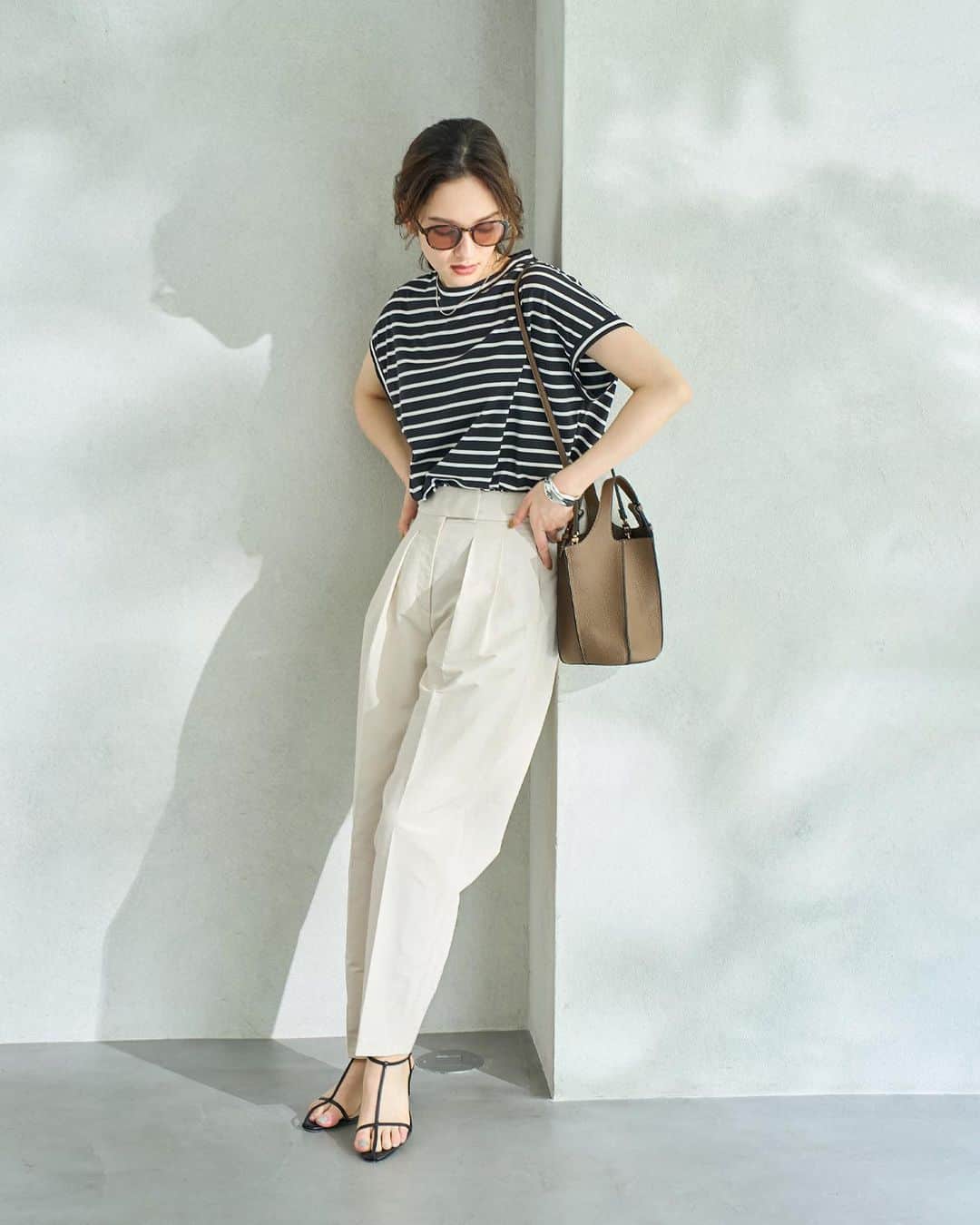 ロペのインスタグラム：「-URBAN SUMMER ELEGANCE- ⁡ 抜け感ある夏コーデには、華やかなシルエットと柄でエレガントに魅せて。 太陽の光を味方につけて、輝く夏の大人の着こなしを楽しんで。 ⁡ J'aDoRe JUN ONLINEでご購入いただけます。 ⁡ ⁡ ⁡ @rope_jp @jadorejunonline #通勤コーデ #オフィスカジュアル #大人カジュアル #リラックスコーデ #夏コーデ #夏カラー #ロペ #ROPÉ #ropejp」