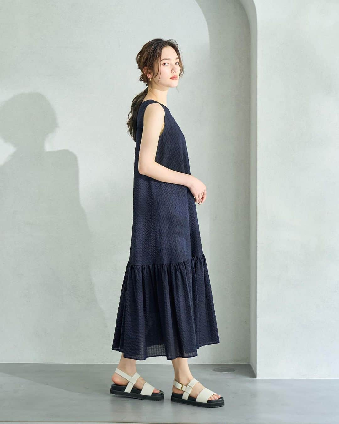 ロペのインスタグラム：「-URBAN SUMMER ELEGANCE- ⁡ 抜け感ある夏コーデには、華やかなシルエットと柄でエレガントに魅せて。 太陽の光を味方につけて、輝く夏の大人の着こなしを楽しんで。 ⁡ J'aDoRe JUN ONLINEでご購入いただけます。 ⁡ ⁡ ⁡ @rope_jp @jadorejunonline #通勤コーデ #オフィスカジュアル #大人カジュアル #リラックスコーデ #夏コーデ #夏カラー #ロペ #ROPÉ #ropejp」