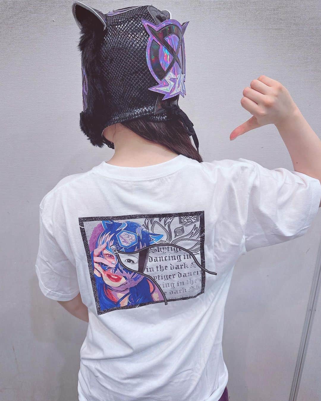 スターライト・キッドさんのインスタグラム写真 - (スターライト・キッドInstagram)「7月2日横浜武道館から出る 『スターライト・キッド Two Face Tシャツ』  デザイン考えてたらふとチャックと素顔が思い浮かんじゃって…🤔 マスクウーマン前代未聞の1部素顔出しちゃうデザイン笑笑  ま、これも私にしか出せないTシャツよな〜🐯🖤  夏っぽく久々に白Tにした！！  #SLK #スターライトキッド #スターダム #STARDOM #OEDotai #大江戸隊 #女子プロレス」6月29日 19時41分 - stardom_starlightkid
