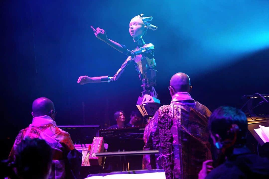 渋谷慶一郎のインスタグラム：「What is Alter4 giving a fuck to? This world ? Or… Alter4は何に中指を立てているのか？この世界？それとも… © Photo by Claude Gassian」