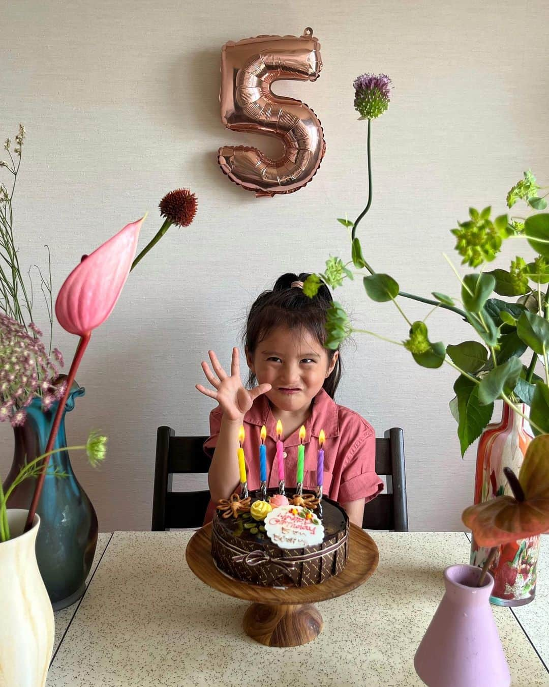 EMILY/BLUEさんのインスタグラム写真 - (EMILY/BLUEInstagram)「しんしんもはぴばー🌷🎉👦🏻👏🏼 5歳🤚🏼おめでとーーーう🧁  しんしんも私も😚大好きなチョコレートケーキでお祝い♡ ほんと幼い頃から身体が丈夫💪🏼✨ (早寝早起きのおかげだと勝手に思っている。🤪)  元気いっぱい、コミュ力の凄さ！ 新しい保育園でもすぐ打ち解けられ、 楽しそうで何よりだわ👏🏼  入って1か月後、すぐの運動会だったけど、 園歌もすぐに覚えていたね😁🎵 リレーではしんしんの速さに会場も 「おぉぉ〜！」となっておりました👏🏼 走るフォームも、なんだか知らないけど生まれつき綺麗で 母ちゃん羨ましいよ。🏃‍♂️💨✨  それでは最後の写真の落ちまで、 ゆっくりとご覧下さいませませ。笑  6月生まれの皆様おめでとうございます👏🏼👏🏼  ✨👦🏻🎂🥁👴🏻✨  #お誕生日 #お誕生日会 #5歳 #海のある生活 #海のある暮らし #インテリア #男の子ママ #女の子ママ #ミッドセンチュリー #カラフルインテリア #ヴィンテージ家具 #ヴィンテージマンション #海の見える家 #おやつタイム #5歳 #キッズコーデ #男の子コーデ #interiordesign #interiorinspiration #interior #chair #chairdesign #diningroom #diningtable」6月29日 19時43分 - emilybluejewelry0220