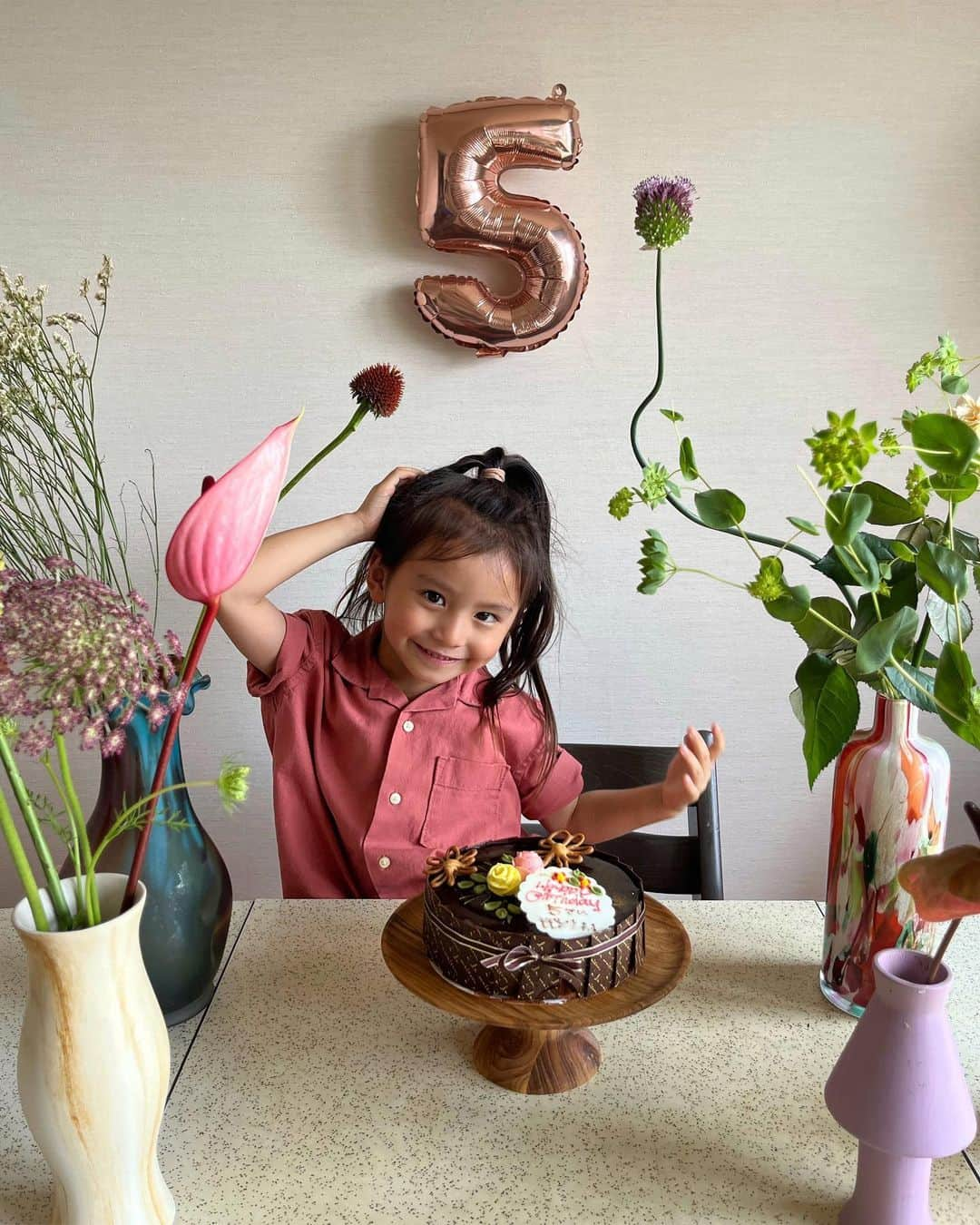 EMILY/BLUEさんのインスタグラム写真 - (EMILY/BLUEInstagram)「しんしんもはぴばー🌷🎉👦🏻👏🏼 5歳🤚🏼おめでとーーーう🧁  しんしんも私も😚大好きなチョコレートケーキでお祝い♡ ほんと幼い頃から身体が丈夫💪🏼✨ (早寝早起きのおかげだと勝手に思っている。🤪)  元気いっぱい、コミュ力の凄さ！ 新しい保育園でもすぐ打ち解けられ、 楽しそうで何よりだわ👏🏼  入って1か月後、すぐの運動会だったけど、 園歌もすぐに覚えていたね😁🎵 リレーではしんしんの速さに会場も 「おぉぉ〜！」となっておりました👏🏼 走るフォームも、なんだか知らないけど生まれつき綺麗で 母ちゃん羨ましいよ。🏃‍♂️💨✨  それでは最後の写真の落ちまで、 ゆっくりとご覧下さいませませ。笑  6月生まれの皆様おめでとうございます👏🏼👏🏼  ✨👦🏻🎂🥁👴🏻✨  #お誕生日 #お誕生日会 #5歳 #海のある生活 #海のある暮らし #インテリア #男の子ママ #女の子ママ #ミッドセンチュリー #カラフルインテリア #ヴィンテージ家具 #ヴィンテージマンション #海の見える家 #おやつタイム #5歳 #キッズコーデ #男の子コーデ #interiordesign #interiorinspiration #interior #chair #chairdesign #diningroom #diningtable」6月29日 19時43分 - emilybluejewelry0220