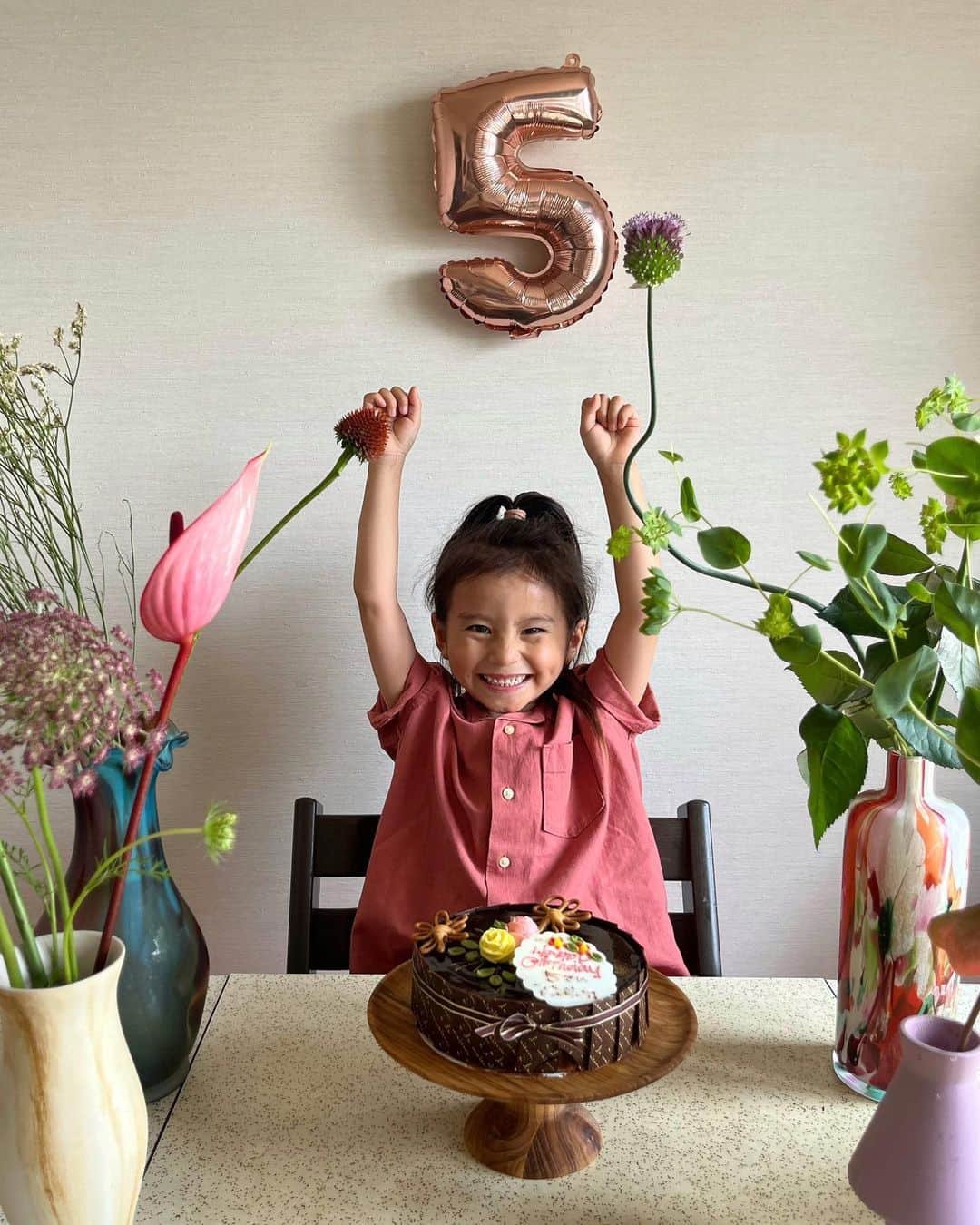 EMILY/BLUEさんのインスタグラム写真 - (EMILY/BLUEInstagram)「しんしんもはぴばー🌷🎉👦🏻👏🏼 5歳🤚🏼おめでとーーーう🧁  しんしんも私も😚大好きなチョコレートケーキでお祝い♡ ほんと幼い頃から身体が丈夫💪🏼✨ (早寝早起きのおかげだと勝手に思っている。🤪)  元気いっぱい、コミュ力の凄さ！ 新しい保育園でもすぐ打ち解けられ、 楽しそうで何よりだわ👏🏼  入って1か月後、すぐの運動会だったけど、 園歌もすぐに覚えていたね😁🎵 リレーではしんしんの速さに会場も 「おぉぉ〜！」となっておりました👏🏼 走るフォームも、なんだか知らないけど生まれつき綺麗で 母ちゃん羨ましいよ。🏃‍♂️💨✨  それでは最後の写真の落ちまで、 ゆっくりとご覧下さいませませ。笑  6月生まれの皆様おめでとうございます👏🏼👏🏼  ✨👦🏻🎂🥁👴🏻✨  #お誕生日 #お誕生日会 #5歳 #海のある生活 #海のある暮らし #インテリア #男の子ママ #女の子ママ #ミッドセンチュリー #カラフルインテリア #ヴィンテージ家具 #ヴィンテージマンション #海の見える家 #おやつタイム #5歳 #キッズコーデ #男の子コーデ #interiordesign #interiorinspiration #interior #chair #chairdesign #diningroom #diningtable」6月29日 19時43分 - emilybluejewelry0220