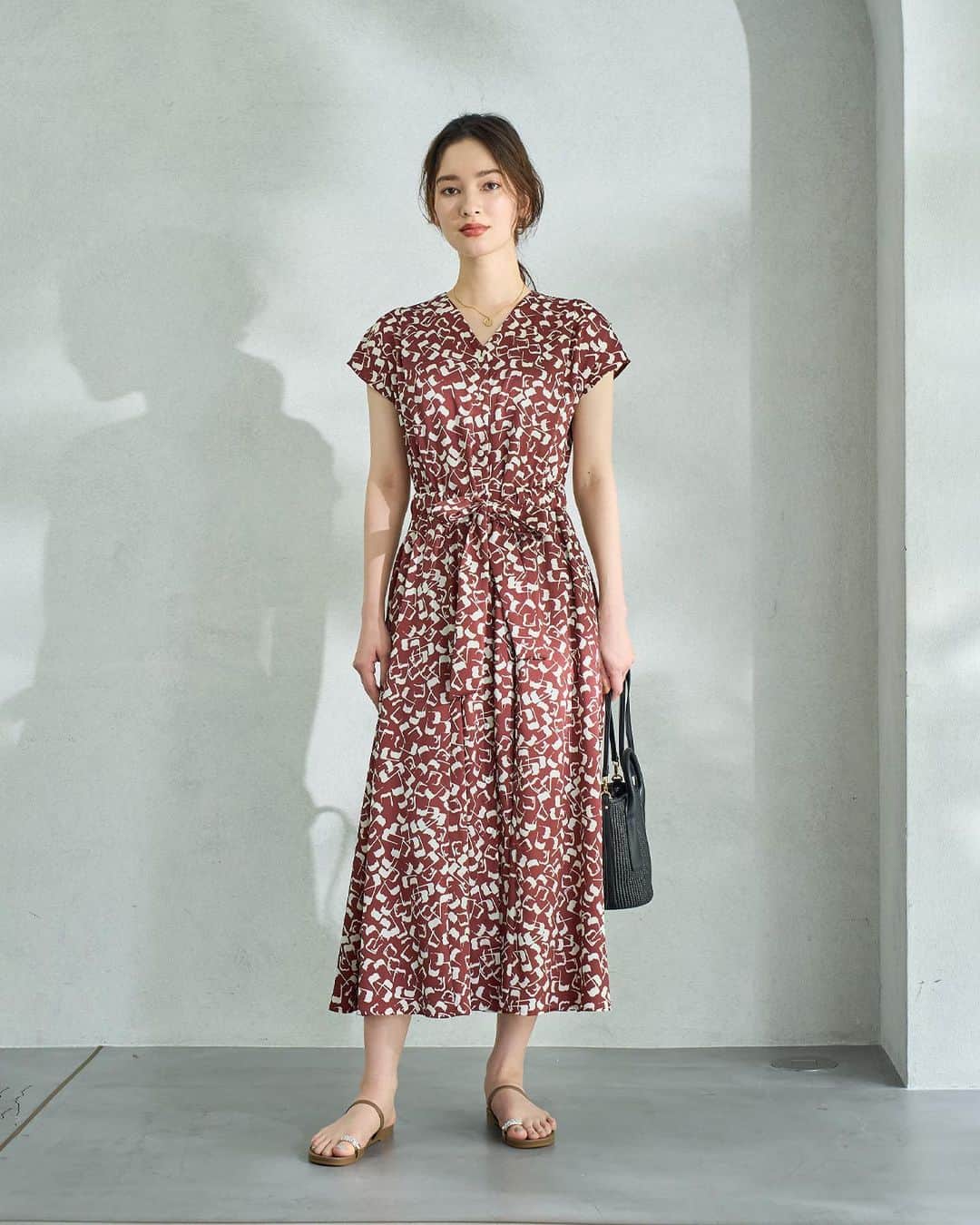 ロペのインスタグラム：「-URBAN SUMMER ELEGANCE- ⁡ 抜け感ある夏コーデには、華やかなシルエットと柄でエレガントに魅せて。 太陽の光を味方につけて、輝く夏の大人の着こなしを楽しんで。 ⁡ J'aDoRe JUN ONLINEでご購入いただけます。 ⁡ ⁡ ⁡ @rope_jp @jadorejunonline #通勤コーデ #オフィスカジュアル #大人カジュアル #リラックスコーデ #夏コーデ #夏カラー #ロペ #ROPÉ #ropejp」
