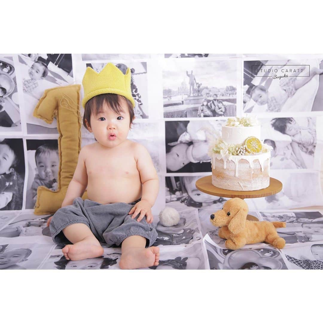 スタジオキャラット 鈴鹿店さんのインスタグラム写真 - (スタジオキャラット 鈴鹿店Instagram)「「 -` ̗  1st birthday ̖ ´- 」  「パパママ作のオリジナル背景🤍」  ＿＿＿＿＿＿＿＿＿＿＿＿＿＿＿＿＿＿＿＿＿＿＿＿＿＿ @caratt_suzuka  photographer :」6月29日 19時43分 - caratt_suzuka