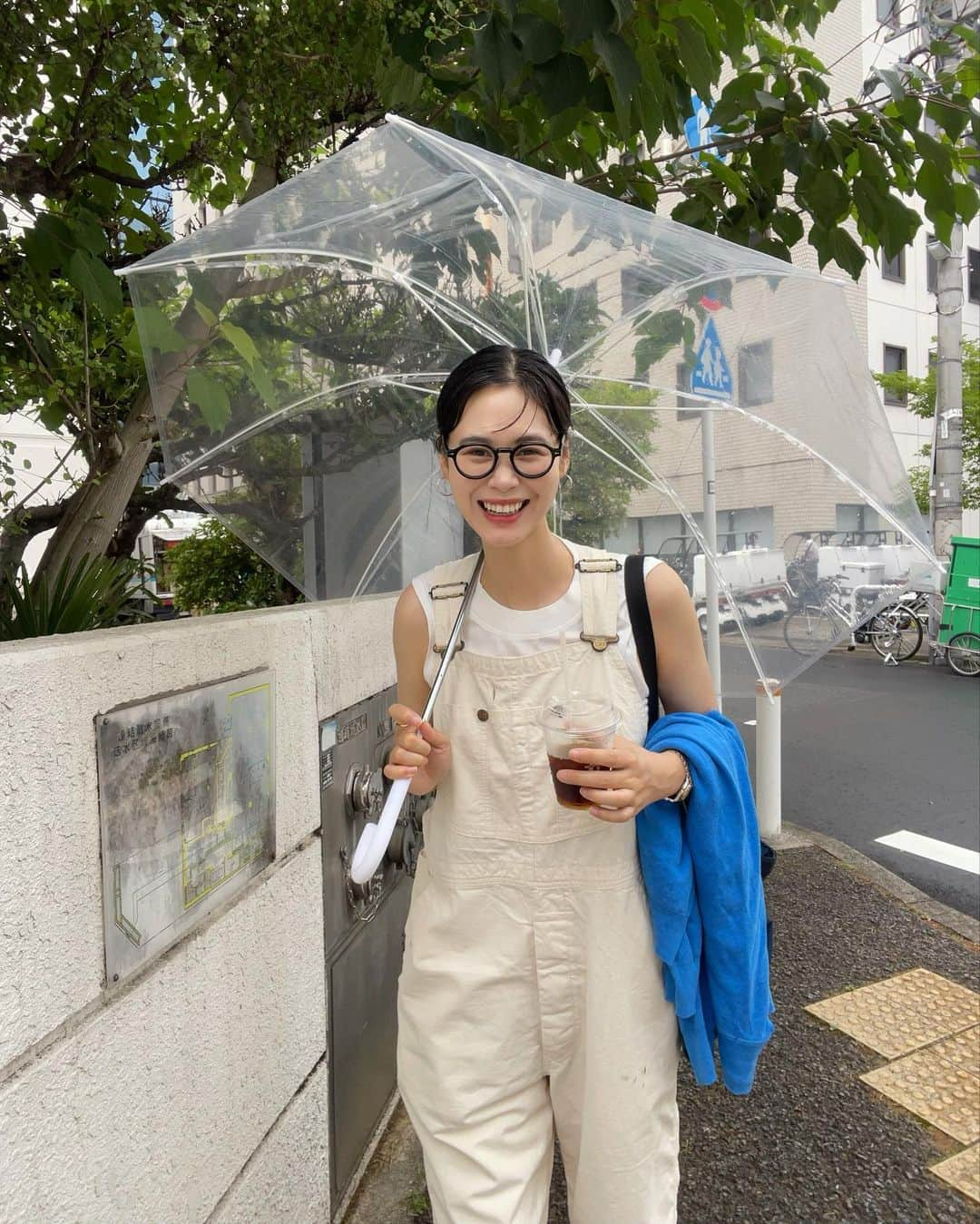 田中シェンのインスタグラム：「上京しても、雨の匂いは一緒だった  (好きなコピー✏️) Tank top @salonadametrope  Overall @leejeans  Shoes @kleman_france  Blue knit @ships_official  Bag @fredrikpackers  Glasses @ahlem Hoop pierce @basenotes.store  雨宿りしながらの 道端お茶倶楽部🍵も悪くない！ ジメジメっとした日の東京散歩🚶🏻‍♀️☔️  #原宿駅  @think_of_things  #thinkofthings  文具メーカーの　#コクヨ さんのオフィスの 一階にあるカフェ☕️。美味しい揚げパン(チョコ) とミルク出しコーヒーもさることながら、 デザイン家具のチョイスがかわいい😍 インテリア好きにはたまらないし、不思議な家具の オーダーメイドもできて非常に良き💯 蔦屋書店みたいに、アイディアに閃きが 欲しい時に行きたいと思った！空間がに⭕️  sisen.ryunoko #四川料理龍の子  とっても街中華な気分だったので、こちらへ💁🏻‍♀️ #棒棒鶏冷麺 を頂きました❗️胡麻ダレにしっかり 辛味があって美味しい！さっぱりした〜🌱 街中華の一番の魅力って、なんかわかないけど、 「懐かしい」気がすると思うのは田中だけ？☺️  6月ももう終わり！ ということは下半期の始まりですね。 どうぞ、2023年下半期も田中を よろしくお願いします☺️  @think_of_things cafe is located in #harajukustreet  It is a cafe directed by stationary maker company. Good choice of interior goods, delicious #agepan . It’s on other side of crowded area, so nice and peace.  Quiet place to rest on 😉💯  #原宿カフェ巡り #原宿ランチ #北参道カフェ  #北参道ランチ #竹下通り食べ歩き #竹下通りカフェ  #原宿散歩 #原宿観光 #東京観光スポット  #オーバーオールコーデ #オーバーオール女子  #leeオーバーオール #streetchicfashion  #雨宿り中 #梅雨ファッション #tokyostreetwear  #일본여행🇯🇵 #여행일기✈️ #푸드스타그램🍴  ##카페스타그램☕🍨🍰 #每日穿搭分享  #日系穿搭」