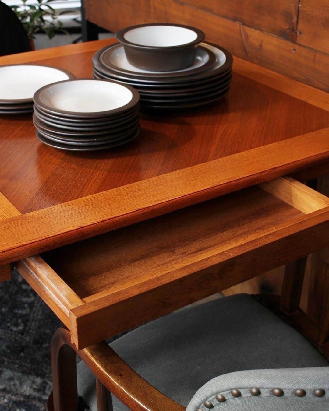 ACME Furnitureさんのインスタグラム写真 - (ACME FurnitureInstagram)「original PRODUCTS -wooden leg dining table-  ▪️WARNER DINING TABLE   table top:standard/herringbone   •W1600 D850 H740  2種類の天板からお選びいただけます。 standardはウォルナットとアッシュ材のコントラストがきいており、herringbone は厚みのあるオークの無垢板をスライスして使用しています。  ▪️BROOKS DINING TABLE   •W1300-1550-1800 D850 H740  1960年代のヴィンテージテーブルにみられた半円形の面形状のエッジとエクステンション仕様が特徴。  ▪️ECO WOOD DINING TABLE   ★size order table (H730)  オーク材、シダー材、アッシュ材など数種類の間伐材を寄木細工のように敷き詰めた天板。無塗装なので素材感を楽しめるテーブルです。  ---  ACME Furniture 創立40周年を記念して、先着40名様に対象ソファ及び20万円以上のお買い物で、ヴィンテージ家具のアーカイブブック「The American Vintage Furniture」通称ACME BOOKをプレゼント！  ※無くなり次第終了となります。 ※こちらはACME Furniture 目黒通り店限定企画となります。 ※Baycrews Storeでも一部ソファが対象です。  Contact:ACME Furniture MEGURO St. TEL:03-5720-1071 Email:acme-jsf@acme.co.jp」6月29日 19時51分 - acme_furniture