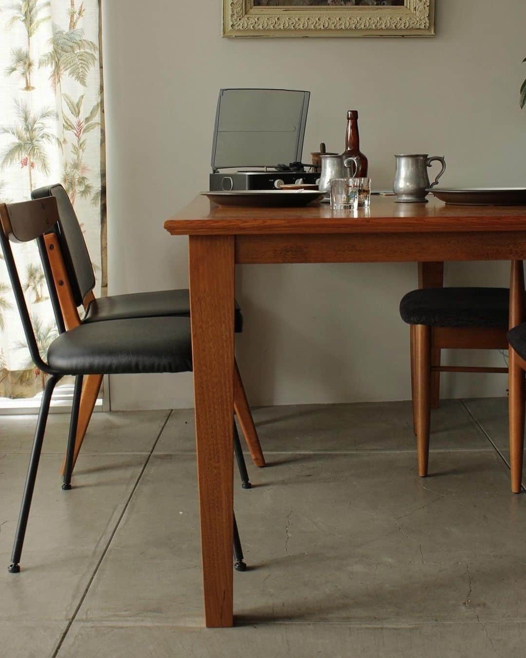 ACME Furnitureさんのインスタグラム写真 - (ACME FurnitureInstagram)「original PRODUCTS -wooden leg dining table-  ▪️WARNER DINING TABLE   table top:standard/herringbone   •W1600 D850 H740  2種類の天板からお選びいただけます。 standardはウォルナットとアッシュ材のコントラストがきいており、herringbone は厚みのあるオークの無垢板をスライスして使用しています。  ▪️BROOKS DINING TABLE   •W1300-1550-1800 D850 H740  1960年代のヴィンテージテーブルにみられた半円形の面形状のエッジとエクステンション仕様が特徴。  ▪️ECO WOOD DINING TABLE   ★size order table (H730)  オーク材、シダー材、アッシュ材など数種類の間伐材を寄木細工のように敷き詰めた天板。無塗装なので素材感を楽しめるテーブルです。  ---  ACME Furniture 創立40周年を記念して、先着40名様に対象ソファ及び20万円以上のお買い物で、ヴィンテージ家具のアーカイブブック「The American Vintage Furniture」通称ACME BOOKをプレゼント！  ※無くなり次第終了となります。 ※こちらはACME Furniture 目黒通り店限定企画となります。 ※Baycrews Storeでも一部ソファが対象です。  Contact:ACME Furniture MEGURO St. TEL:03-5720-1071 Email:acme-jsf@acme.co.jp」6月29日 19時51分 - acme_furniture