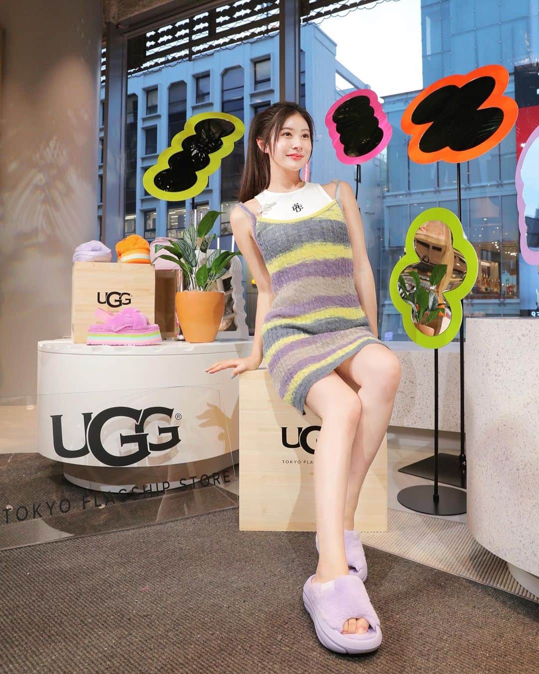 加藤美南のインスタグラム：「新しく原宿にできたUGGのTOKYO FLAGSHIP STOREレセプションに参加させて頂きました🩵  UGGのイメージはムートンブーツだけど、お洋服とかカラフルなサンダルも可愛かった👡 私はこの紫愛用します💜  @uggjapan  #ugg #ugg原宿」