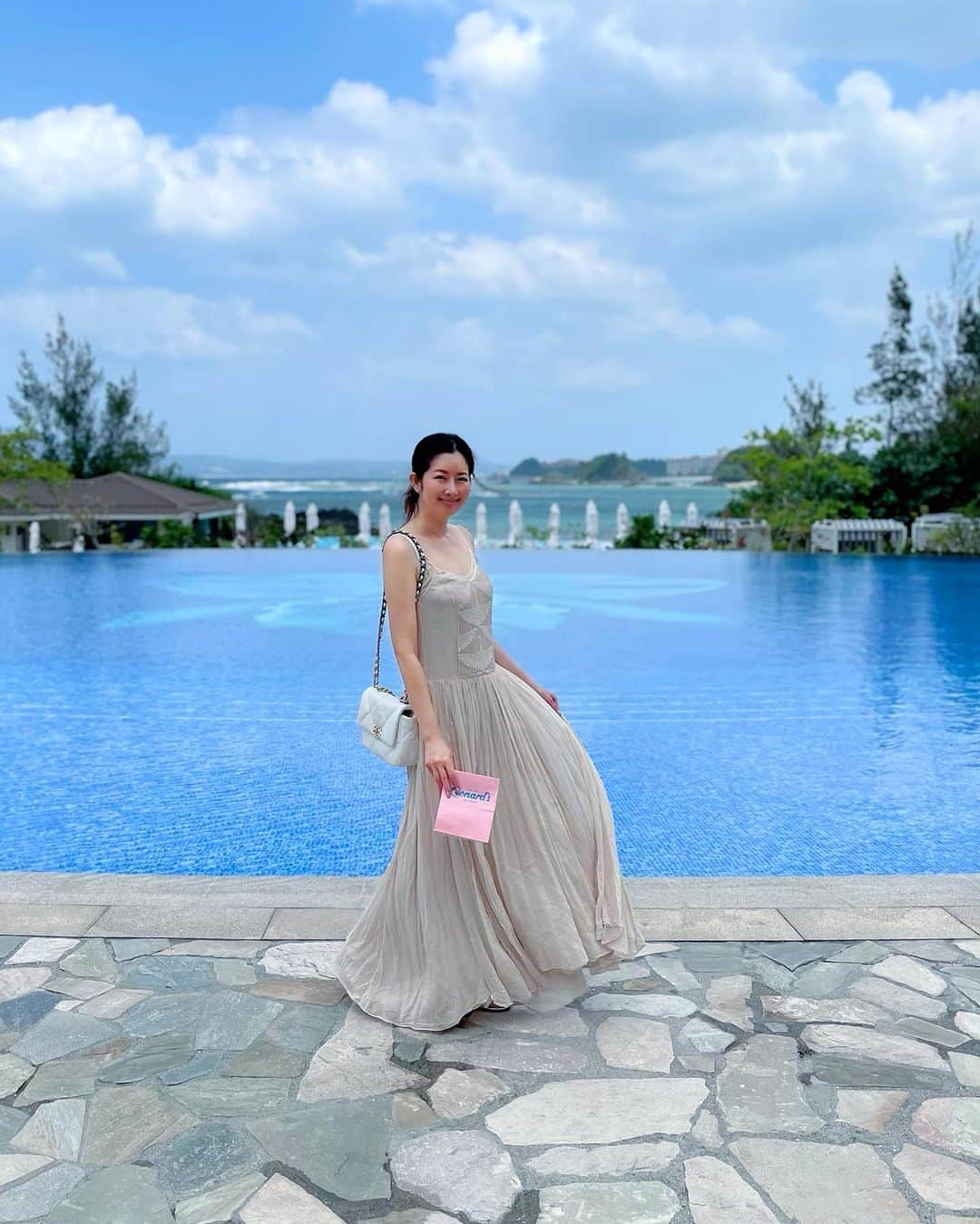 藤本恵理子さんのインスタグラム写真 - (藤本恵理子Instagram)「The other day, we went to Okinawa and stayed our favorite hotel.Just chilled out and I felt really refreshed.  少し前に沖縄へ。 息子も歩き回りはじめたので長時間の飛行機はしばらくおあずけです。  なんだかんだ毎年来ている沖縄。 子供たちも毎日ビーチにプールにブッフェに楽しそうでした。  forte_forteのワンピは174cmの私でもマキシ丈になって嬉しい。 旅行のときはかさばらないように基本フラットサンダル。  #travel #okinawa #halekulani #halekulaniokinawa #instatravel #japan #japantravel #family #beach #pool #沖縄　#旅行　#ハレクラニ沖縄  #ハレクラニ　#家族旅行 #子連れ旅行 #ビーチ　#プール」6月29日 19時52分 - eriko_fujimoto_0802