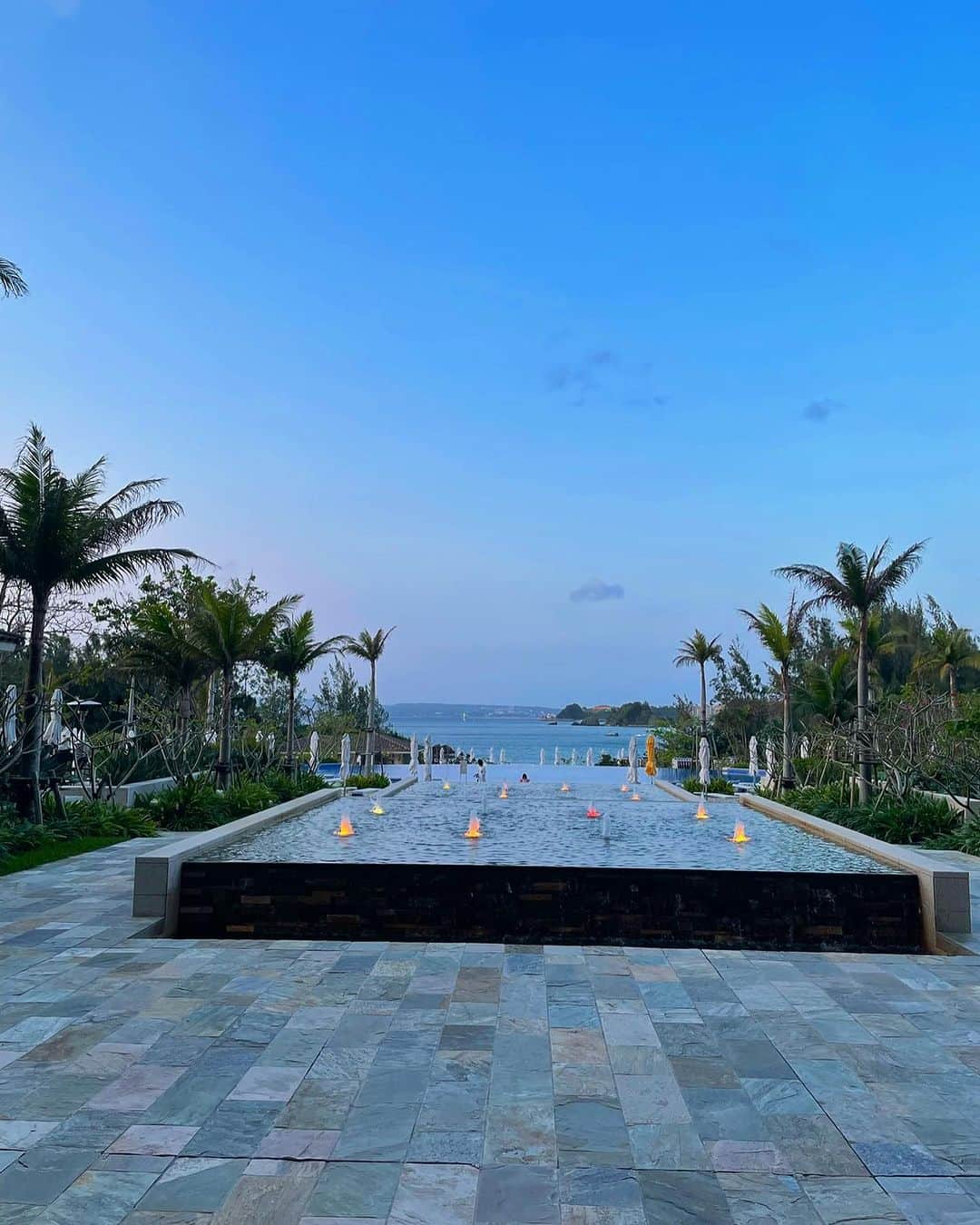 藤本恵理子さんのインスタグラム写真 - (藤本恵理子Instagram)「The other day, we went to Okinawa and stayed our favorite hotel.Just chilled out and I felt really refreshed.  少し前に沖縄へ。 息子も歩き回りはじめたので長時間の飛行機はしばらくおあずけです。  なんだかんだ毎年来ている沖縄。 子供たちも毎日ビーチにプールにブッフェに楽しそうでした。  forte_forteのワンピは174cmの私でもマキシ丈になって嬉しい。 旅行のときはかさばらないように基本フラットサンダル。  #travel #okinawa #halekulani #halekulaniokinawa #instatravel #japan #japantravel #family #beach #pool #沖縄　#旅行　#ハレクラニ沖縄  #ハレクラニ　#家族旅行 #子連れ旅行 #ビーチ　#プール」6月29日 19時52分 - eriko_fujimoto_0802