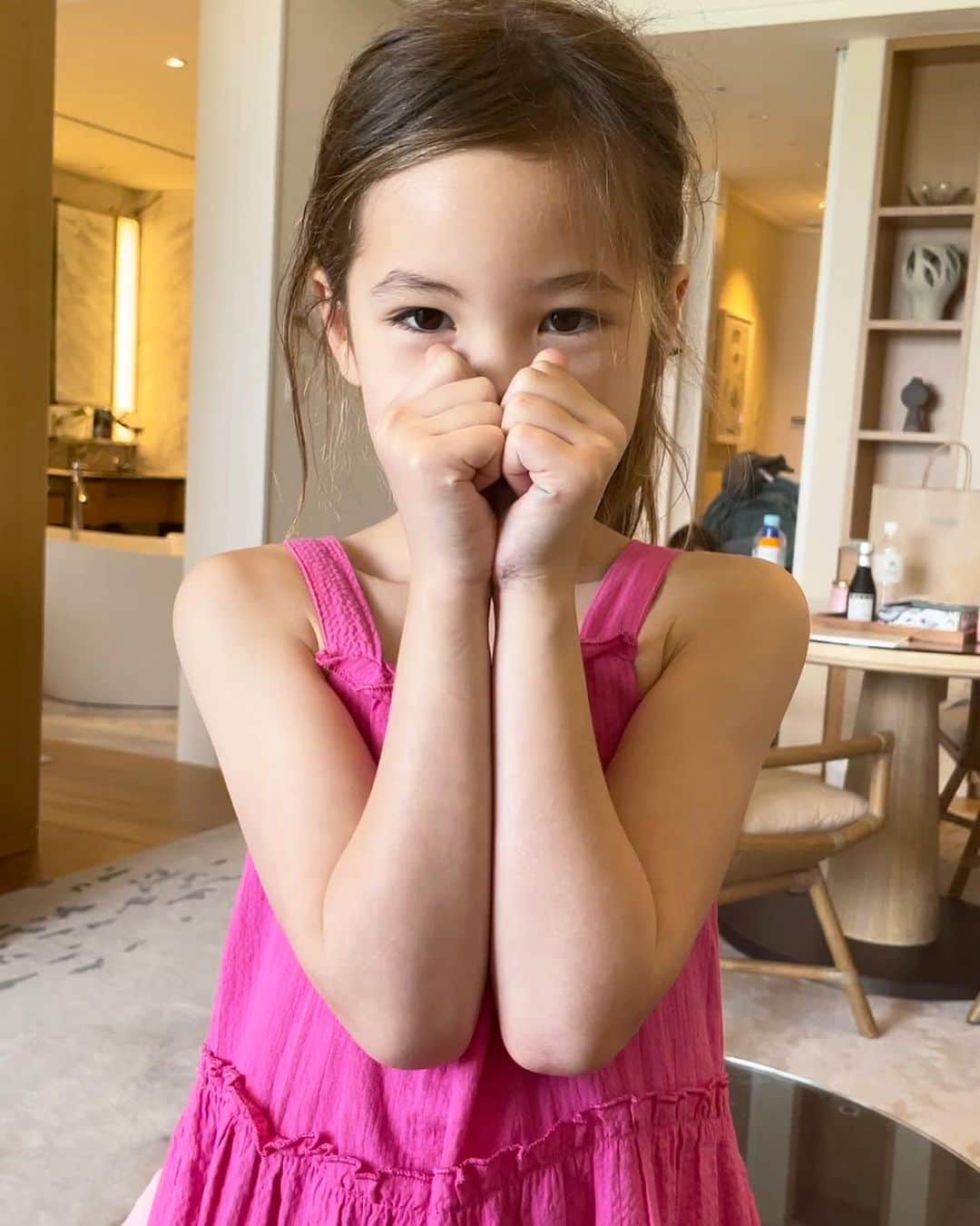 藤本恵理子さんのインスタグラム写真 - (藤本恵理子Instagram)「The other day, we went to Okinawa and stayed our favorite hotel.Just chilled out and I felt really refreshed.  少し前に沖縄へ。 息子も歩き回りはじめたので長時間の飛行機はしばらくおあずけです。  なんだかんだ毎年来ている沖縄。 子供たちも毎日ビーチにプールにブッフェに楽しそうでした。  forte_forteのワンピは174cmの私でもマキシ丈になって嬉しい。 旅行のときはかさばらないように基本フラットサンダル。  #travel #okinawa #halekulani #halekulaniokinawa #instatravel #japan #japantravel #family #beach #pool #沖縄　#旅行　#ハレクラニ沖縄  #ハレクラニ　#家族旅行 #子連れ旅行 #ビーチ　#プール」6月29日 19時52分 - eriko_fujimoto_0802