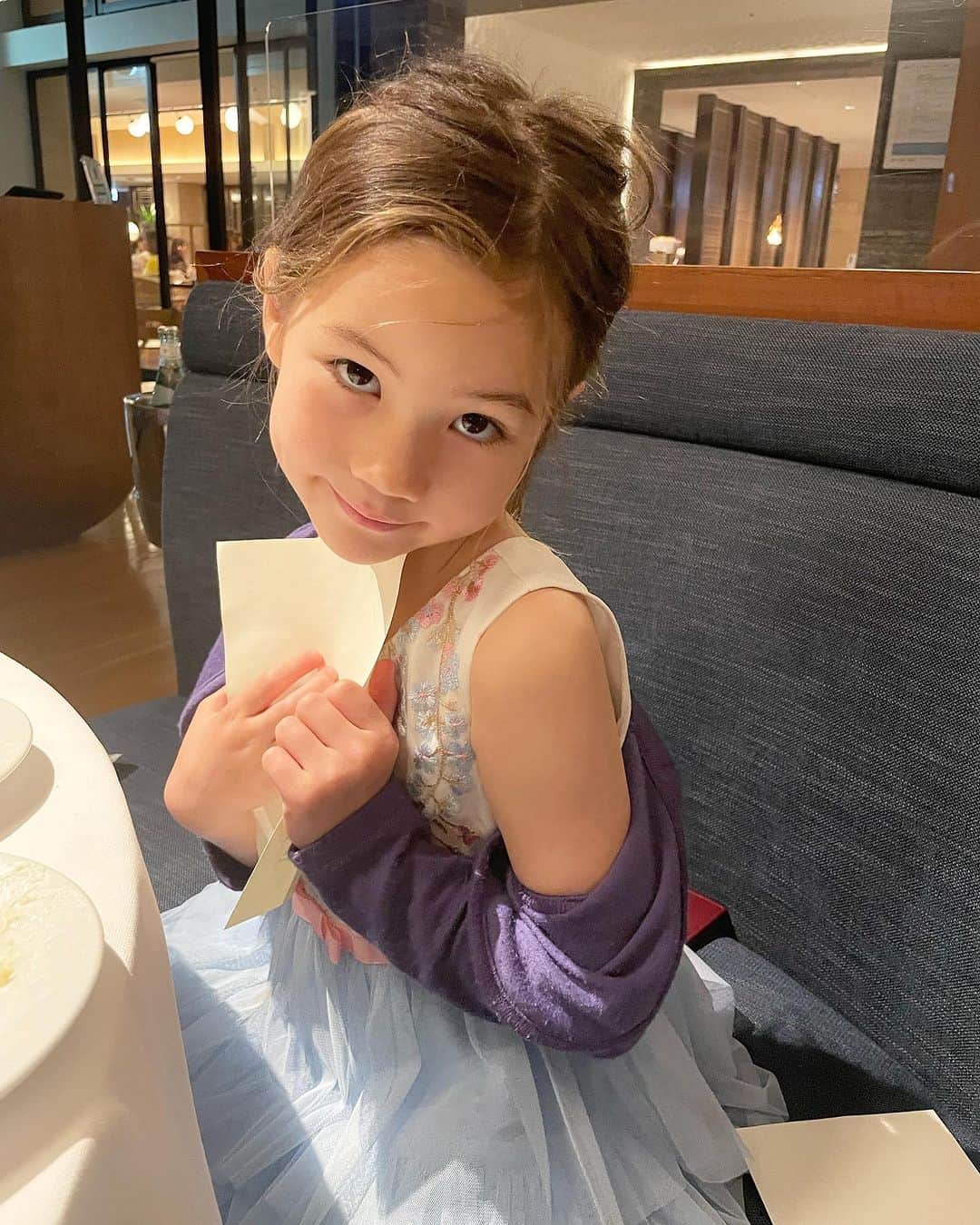 藤本恵理子さんのインスタグラム写真 - (藤本恵理子Instagram)「The other day, we went to Okinawa and stayed our favorite hotel.Just chilled out and I felt really refreshed.  少し前に沖縄へ。 息子も歩き回りはじめたので長時間の飛行機はしばらくおあずけです。  なんだかんだ毎年来ている沖縄。 子供たちも毎日ビーチにプールにブッフェに楽しそうでした。  forte_forteのワンピは174cmの私でもマキシ丈になって嬉しい。 旅行のときはかさばらないように基本フラットサンダル。  #travel #okinawa #halekulani #halekulaniokinawa #instatravel #japan #japantravel #family #beach #pool #沖縄　#旅行　#ハレクラニ沖縄  #ハレクラニ　#家族旅行 #子連れ旅行 #ビーチ　#プール」6月29日 19時52分 - eriko_fujimoto_0802