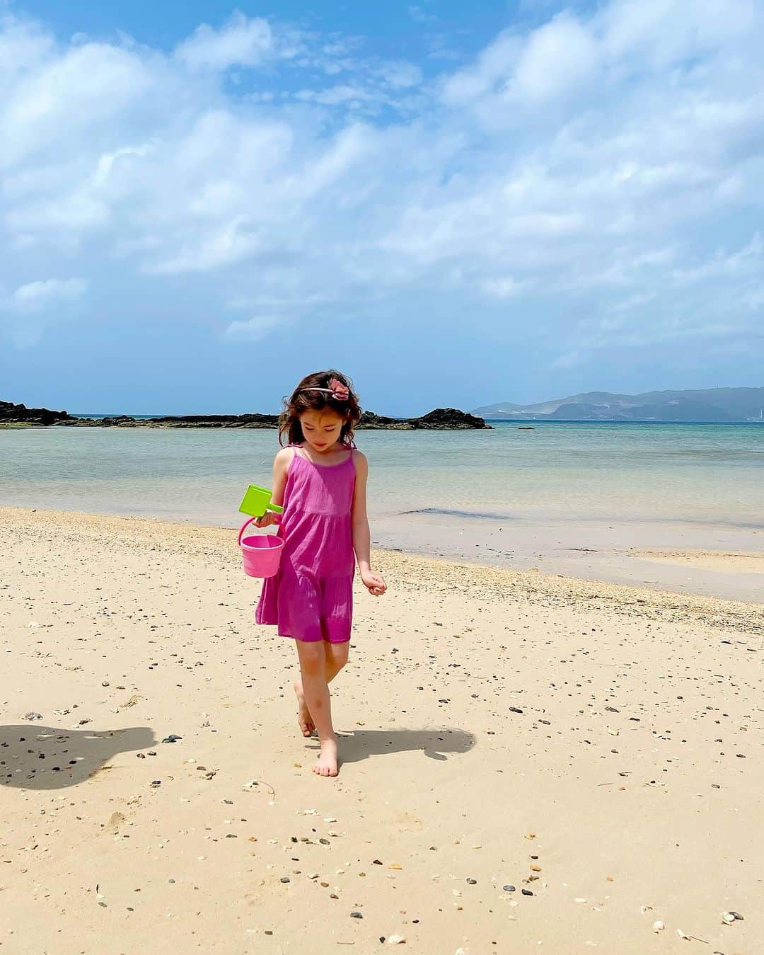 藤本恵理子さんのインスタグラム写真 - (藤本恵理子Instagram)「The other day, we went to Okinawa and stayed our favorite hotel.Just chilled out and I felt really refreshed.  少し前に沖縄へ。 息子も歩き回りはじめたので長時間の飛行機はしばらくおあずけです。  なんだかんだ毎年来ている沖縄。 子供たちも毎日ビーチにプールにブッフェに楽しそうでした。  forte_forteのワンピは174cmの私でもマキシ丈になって嬉しい。 旅行のときはかさばらないように基本フラットサンダル。  #travel #okinawa #halekulani #halekulaniokinawa #instatravel #japan #japantravel #family #beach #pool #沖縄　#旅行　#ハレクラニ沖縄  #ハレクラニ　#家族旅行 #子連れ旅行 #ビーチ　#プール」6月29日 19時52分 - eriko_fujimoto_0802