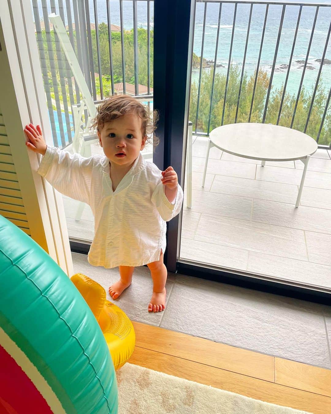 藤本恵理子さんのインスタグラム写真 - (藤本恵理子Instagram)「The other day, we went to Okinawa and stayed our favorite hotel.Just chilled out and I felt really refreshed.  少し前に沖縄へ。 息子も歩き回りはじめたので長時間の飛行機はしばらくおあずけです。  なんだかんだ毎年来ている沖縄。 子供たちも毎日ビーチにプールにブッフェに楽しそうでした。  forte_forteのワンピは174cmの私でもマキシ丈になって嬉しい。 旅行のときはかさばらないように基本フラットサンダル。  #travel #okinawa #halekulani #halekulaniokinawa #instatravel #japan #japantravel #family #beach #pool #沖縄　#旅行　#ハレクラニ沖縄  #ハレクラニ　#家族旅行 #子連れ旅行 #ビーチ　#プール」6月29日 19時52分 - eriko_fujimoto_0802
