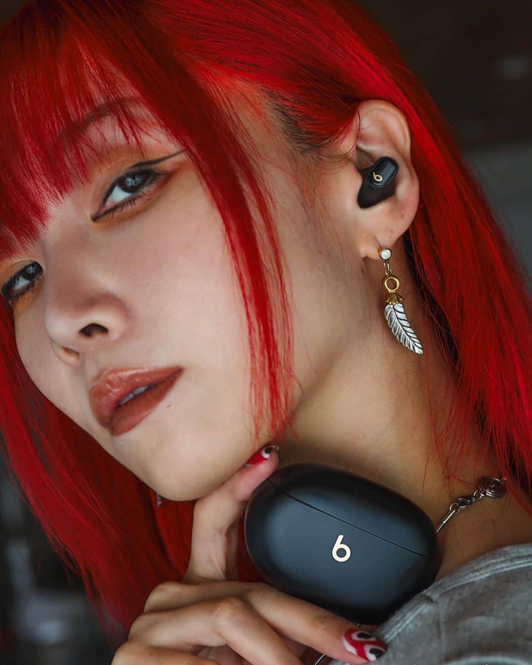 si ouxさんのインスタグラム写真 - (si ouxInstagram)「暑くなってきて締め付けなしのイヤホンが気分、Beats Studio Buds +  外音取り込みモード、私の場合普段より遠くの音が聞こえるように感じる。 私、人の話し声とかに弱いタイプの聴覚過敏ぽいんだけど、ノイズキャンセリングモードで音流さず耳栓としてつけっぱなしにすると、静寂が訪れストレスフリー。集中できるよ。  そうやって無音のまま装着してスーパーで買い物してたら、突如女性の声で「LINEのメッセージが届きました」的なアナウンスが流れてびっくり。 iPhoneの通知読み上げ機能というのに対応してるらしい。 これまじ便利。着信に気づいて端末を見るそのアクションって、僅かだけどストレスだったりするから耳で一旦必要情報か判断できるの助かる。  音楽をたのしむだけじゃなくもはやこれは身体拡張？！と思ったり。手放せなくなっています。」6月29日 19時56分 - si_oux