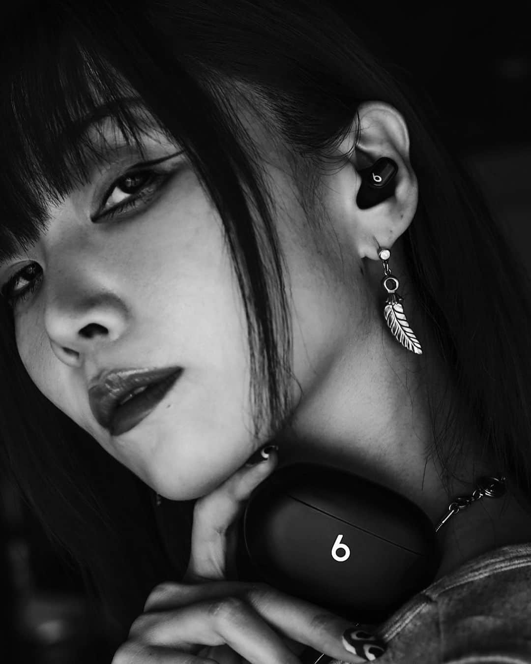 si ouxさんのインスタグラム写真 - (si ouxInstagram)「暑くなってきて締め付けなしのイヤホンが気分、Beats Studio Buds +  外音取り込みモード、私の場合普段より遠くの音が聞こえるように感じる。 私、人の話し声とかに弱いタイプの聴覚過敏ぽいんだけど、ノイズキャンセリングモードで音流さず耳栓としてつけっぱなしにすると、静寂が訪れストレスフリー。集中できるよ。  そうやって無音のまま装着してスーパーで買い物してたら、突如女性の声で「LINEのメッセージが届きました」的なアナウンスが流れてびっくり。 iPhoneの通知読み上げ機能というのに対応してるらしい。 これまじ便利。着信に気づいて端末を見るそのアクションって、僅かだけどストレスだったりするから耳で一旦必要情報か判断できるの助かる。  音楽をたのしむだけじゃなくもはやこれは身体拡張？！と思ったり。手放せなくなっています。」6月29日 19時56分 - si_oux