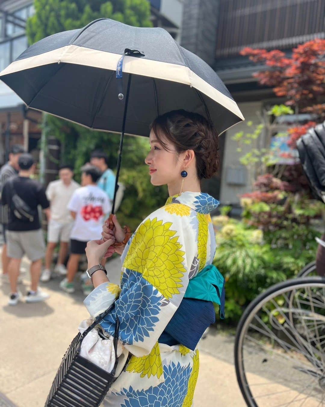 のインスタグラム：「皆で鎌倉旅🚃 ㅤㅤㅤㅤㅤㅤㅤㅤㅤㅤㅤㅤ 皆との集合写真いっぱい撮った🖤 更新したい写真が沢山です ㅤㅤㅤㅤㅤㅤㅤㅤㅤㅤㅤㅤ ありさ嬢が綺麗に撮ってくれたの🌻 ありがとう🎐 ㅤㅤㅤㅤㅤㅤㅤㅤㅤㅤㅤㅤ ㅤㅤㅤㅤㅤㅤㅤㅤㅤㅤㅤㅤ #浴衣ヘアアレンジ  #浴衣女子  #浴衣コーデ  #浴衣美人 #鎌倉観光  #女子旅 #鎌倉グルメ  #鎌倉食べ歩き  #横顔美人」
