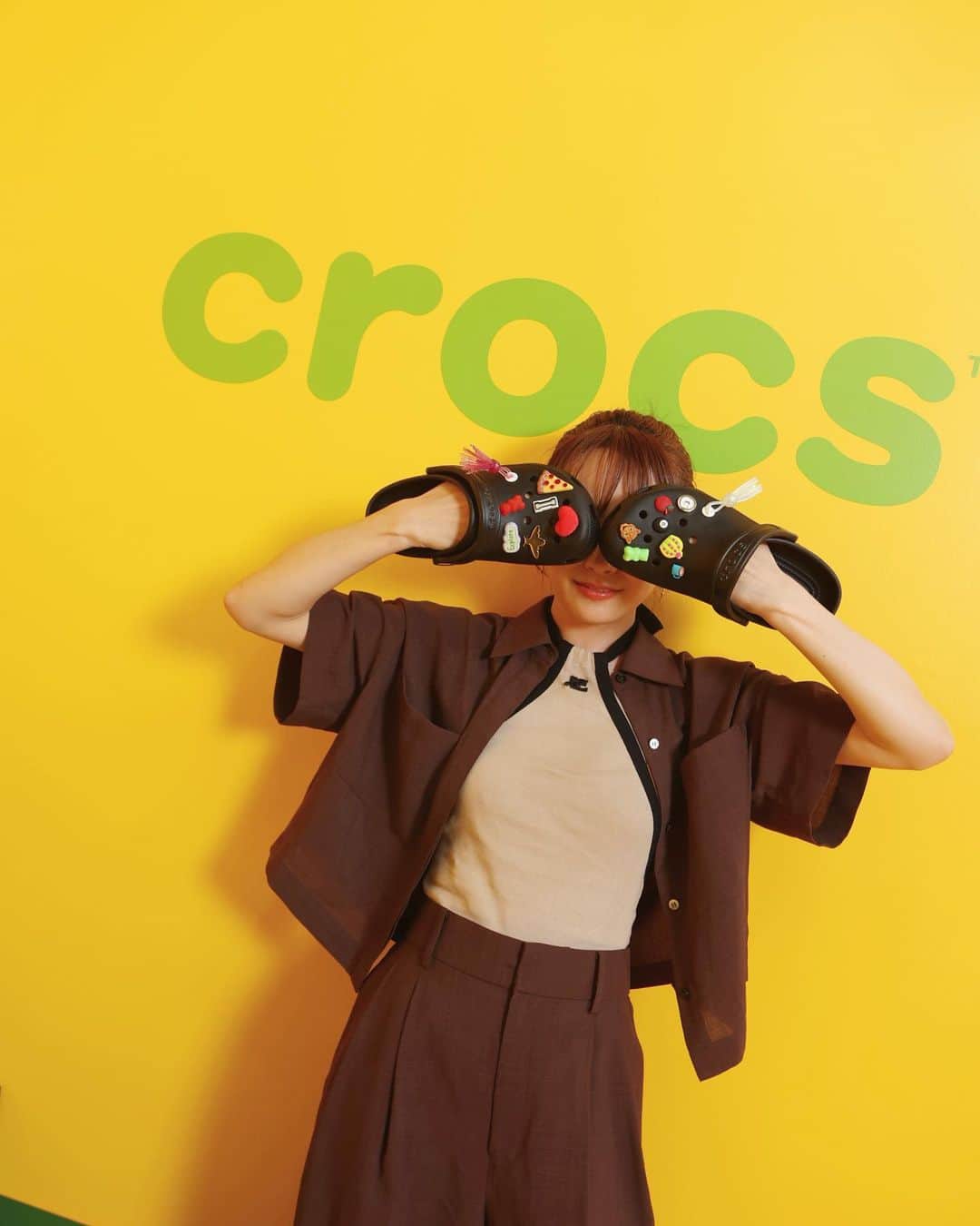 高橋愛さんのインスタグラム写真 - (高橋愛Instagram)「@crocsjp 🌼  クロックスを 可愛くカスタマイズして 素敵な写真を 撮っていただきました🥰  履いて来たのも クロックスだったから その写真も撮ってもらったょ〜😘  #crocks #crocksjapan」6月29日 19時59分 - i_am_takahashi