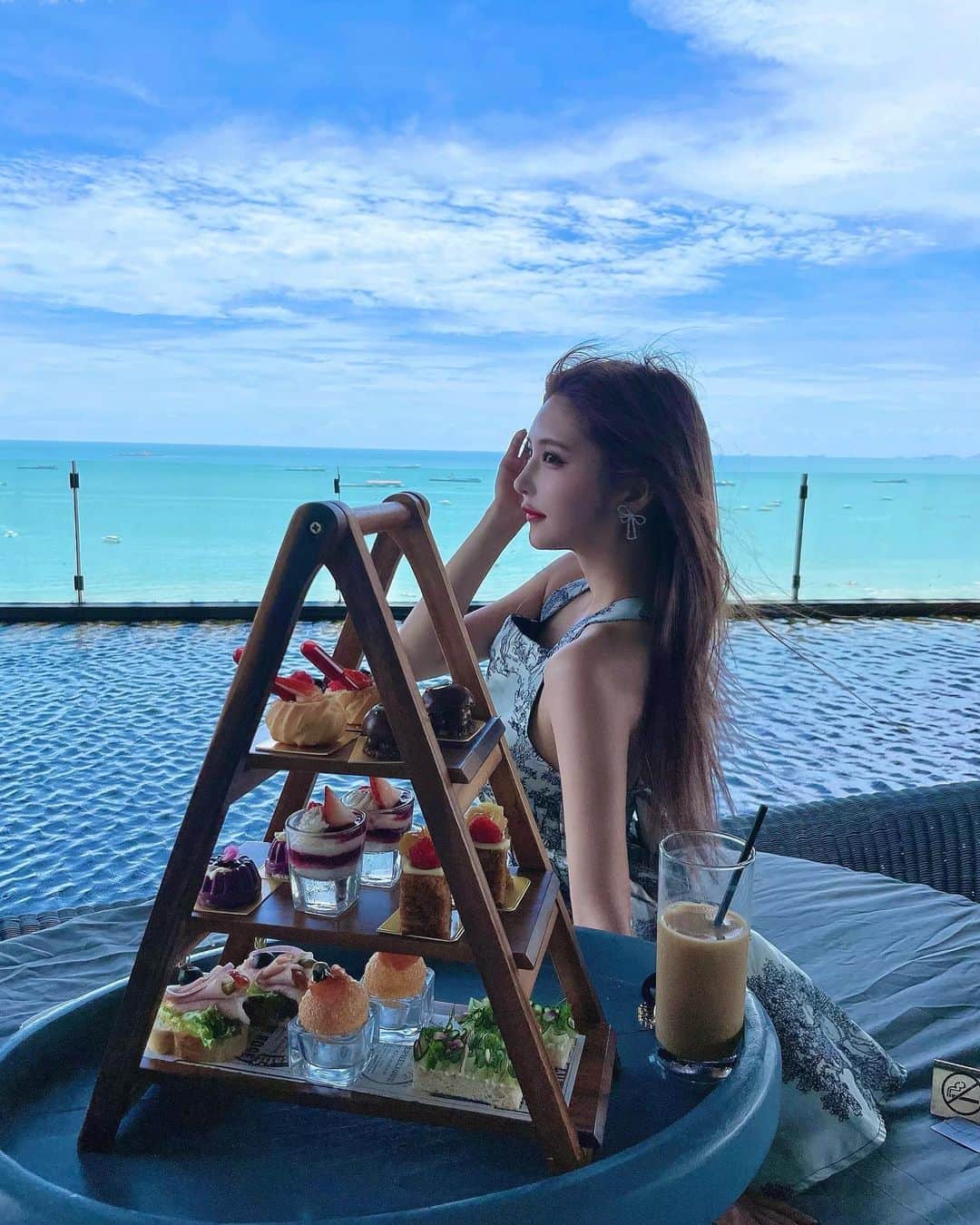 Ninaのインスタグラム：「𝐇𝐢𝐥𝐭𝐨𝐧 𝐏𝐚𝐭𝐚𝐲𝐚🌺  海を眺めながらafternoon tea♡  Hilton最高すぎてずっといた🫠🤍  ワンピースは @ellechic_officiall 🤍  #Hilton #hiltonpataya #ヒルトンパタヤ #hiltonafternoontea #ヒルトンアフタヌーンティー #タイ旅行🇹🇭」