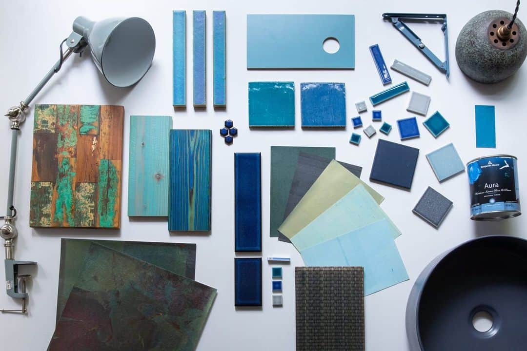 toolbox(ツールボックス)さんのインスタグラム写真 - (toolbox(ツールボックス)Instagram)「#カラフルアイテム図鑑 ブルー編  夏が近づいてきた！ということで「ブルー」のアイテム集めてみました。水辺や空など、自然を思い出すブルー。眺めているとゆったりとした気分になってきます。  明るく爽やかなアクア、工業製品を思わせるブルーグレー、銅のサビの一種である緑青に、真鴨の羽色から名付けられたティールブルーまで。  集めてみると、その色彩の豊かさとつくれるイメージの広さに驚かされました。  寝室の床にこっくり深みのあるブルーを取り入れて、眠りに落ちる瞬間を潔く、クリーンな気持ちで迎えたい。壁や畳に異なるトーンのブルーを重ねて、涼を感じる和室をつくるのもいいな……などなど。  ブルーを取り入れた空間を見ていると、想像が広がります。  #toolbox #r_toolbox #家づくり #インテリア #interior #ツールボックス #リノベーション #renovation #キッチン #kitchen #ダイニング #dining #洗面 #水回り #デスク #テーブル #書斎 #新築戸建 #戸建 #賃貸 #リノベ #マンション #マンションリノベ #家 #色のある暮らし #カラフル #カラフルインテリア #ブルー」6月29日 20時00分 - r_toolbox