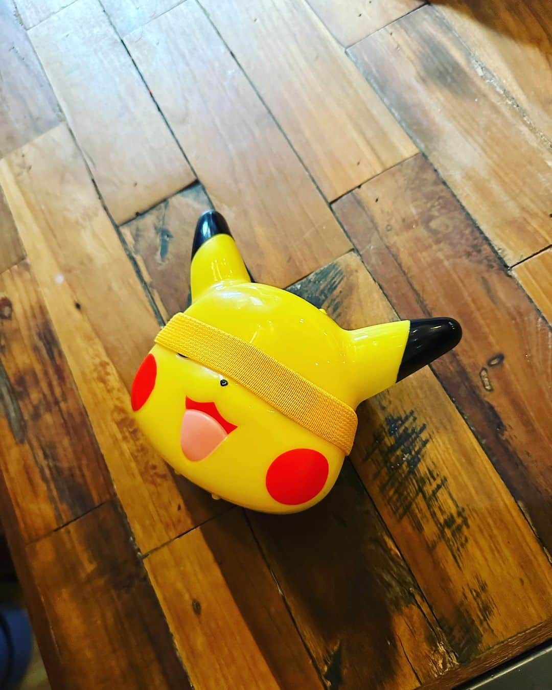 のインスタグラム：「娘が友達の誕生日会で貰ってきた、 ピカチューのお弁当箱。  ＃ゴム止めの位置に感じるさらわれた感」