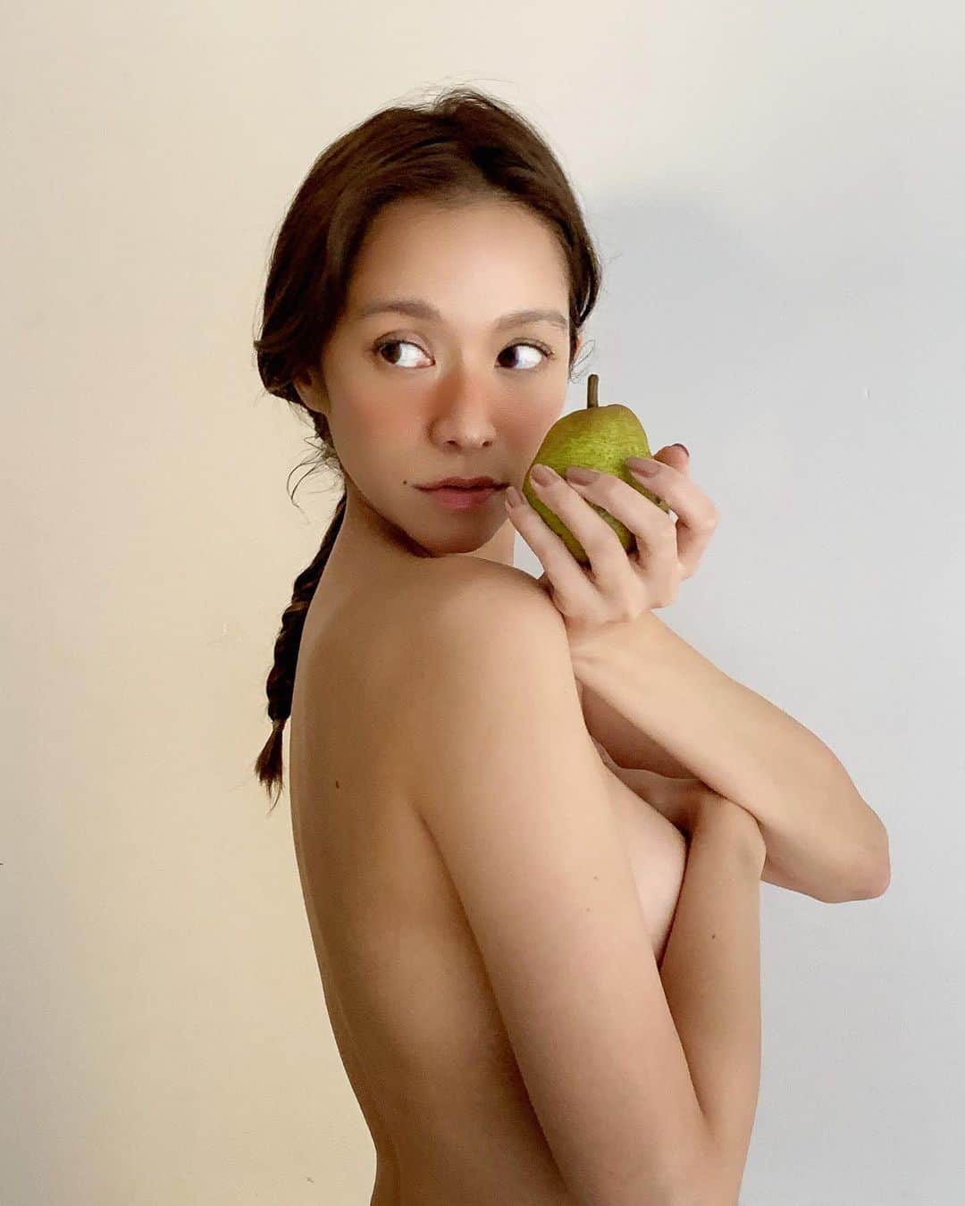 大森美知さんのインスタグラム写真 - (大森美知Instagram)「🍐  #fruits#nudelip  #shooting#art」6月29日 20時02分 - michi_oomori_official
