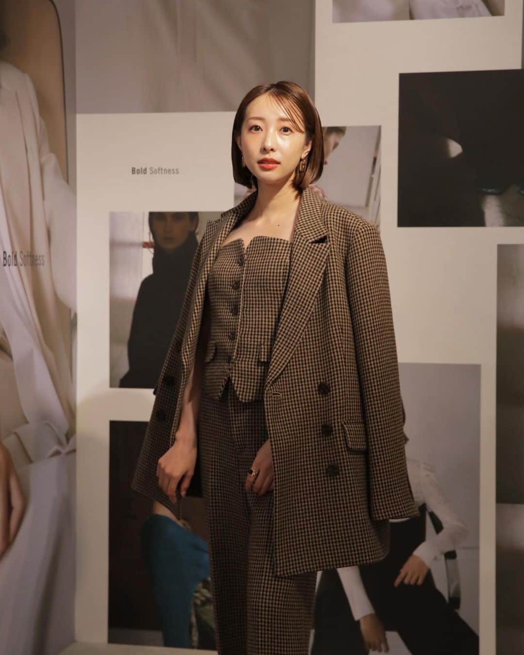 冨張愛のインスタグラム：「秋のJILLがステキ。 @jillstuart.jp  ときめきが止まらないコレクションでした👢🧣 セットアップがとくに可愛くて シルエットやデコルテのカットの美しさにはうっとり。 2023 S/Sにリブランディングしたジルスチュアート 春夏に引き続き、テーマは  "優しさと強さで、繊細さと大胆さ" 華やかでフェミニンな要素はそのままに より、洗練された大人のムードに。 オーダーしたいものが沢山あり さぁどれにしよう😆💭  #JILL_23AW #JILLSTUART #ジルスチュアート」