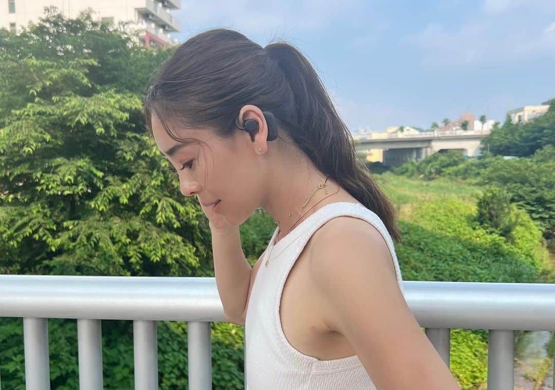 大桑マイミさんのインスタグラム写真 - (大桑マイミInstagram)「緑沢山のPARKでリラックスタイム。 子供達と遊んだり、体を動かしたりストレッチやヨガをしたり、時に一人時間を楽しむ大好きな時間。 そこで欠かせないのが音楽とイヤホン。 お気に入りイヤホンnwm MBE001 を持参。 ワイヤレスイヤホンなんだけど、これが凄くて！！ 耳に乗せる様な形でストレスのない装着感。　オープンイヤー型で耳の穴に差し込む必要がないんです。なのに、音漏れがしないんです。🫶耳を塞ぐこともなく、音は低音もとてもクリア！家事をしながら音楽をきいていてもつけていても呼ばれたら気づくし、外でヨガをしたりジョギングの時など、音楽を聴きながらでも周囲の音や会話もきこえるから安心だし。 装着したままでの会話も全然気にならないんです！  凄いよね❣️  ただいま、抽選10名様に　nwm MBE001 が当たるお得なCPが開催中なんですって。 @nwm_jp から参加してみてください！  募集期間　６月２４日〜７月１０日23:59まで！ 応募方法は　@nwm_jp をフォロー  この感動を体感してみてほしいです。 是非この機会に。  #nwm #ヌーム#pr#暮らしを楽しむ#おうち時間#ながら聴き#ワイヤレスイヤホン #オープンイヤー#丁寧な暮らし」6月29日 20時04分 - maimiokuwa