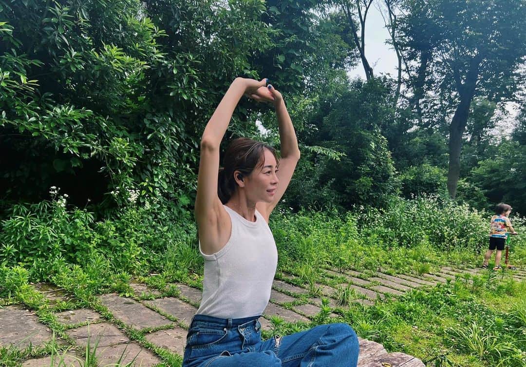 大桑マイミのインスタグラム：「緑沢山のPARKでリラックスタイム。 子供達と遊んだり、体を動かしたりストレッチやヨガをしたり、時に一人時間を楽しむ大好きな時間。 そこで欠かせないのが音楽とイヤホン。 お気に入りイヤホンnwm MBE001 を持参。 ワイヤレスイヤホンなんだけど、これが凄くて！！ 耳に乗せる様な形でストレスのない装着感。　オープンイヤー型で耳の穴に差し込む必要がないんです。なのに、音漏れがしないんです。🫶耳を塞ぐこともなく、音は低音もとてもクリア！家事をしながら音楽をきいていてもつけていても呼ばれたら気づくし、外でヨガをしたりジョギングの時など、音楽を聴きながらでも周囲の音や会話もきこえるから安心だし。 装着したままでの会話も全然気にならないんです！  凄いよね❣️  ただいま、抽選10名様に　nwm MBE001 が当たるお得なCPが開催中なんですって。 @nwm_jp から参加してみてください！  募集期間　６月２４日〜７月１０日23:59まで！ 応募方法は　@nwm_jp をフォロー  この感動を体感してみてほしいです。 是非この機会に。  #nwm #ヌーム#pr#暮らしを楽しむ#おうち時間#ながら聴き#ワイヤレスイヤホン #オープンイヤー#丁寧な暮らし」