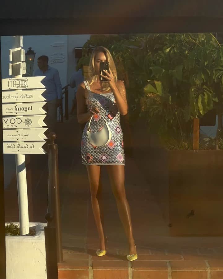 ヴィクトリア・ヴァルガのインスタグラム：「Marbella recap:  1.) Sparkly summer nights ✨  2.) Matchy matchy beach uniform 👙  3.) Romantic dinners in old town 🍷  4.) Bike rides by the sea 🌊  5.) Couple padel 🎾  6.) Bonding time 🫶🏻 7.) Discovering new spots 🇪🇸  8.) Finding pretty sea shells 🐚  9.) Beach Barbie vibes 💖 10.) San Juan's Day celebration 🔥」