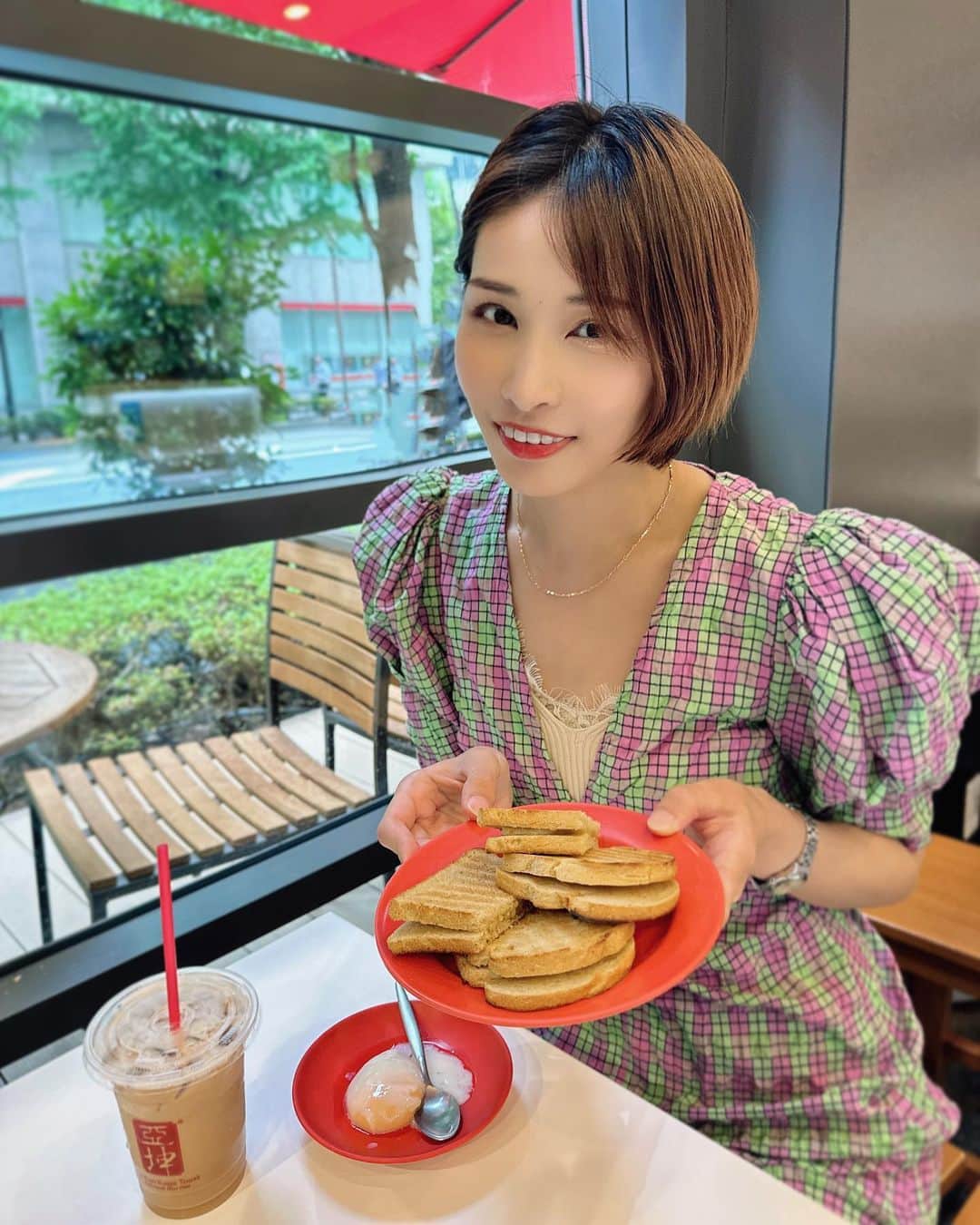 横町ももこさんのインスタグラム写真 - (横町ももこInstagram)「💖  シンガポールの定番朝食 カヤトーストが食べれる専門店 「ヤクン」 @yakunkayatoastjp で まあみとブランチしてきた🍞❤️  初めて食べるカヤトースト🍞 温玉にソイソースやホワイトペッパーをかけて一緒に食べるという 日本人には珍しいグルメだけど バタートーストの甘さと 温玉＆ソースのしょっぱさの相性がすごくよくてやみつきになる味😍！ 食べ応えがあってすごく好きになりました😋❤️✨  トーストにサンドされていたココナッツ味のジャム、 ココナッツ好きとしてはたまらんかった🥥✨  セットの練乳ミルクティーも 甘くてトーストにぴったりで美味しかった🥤💕  国際フォーラム内にあるけど、意外と穴場かも！✨ また行きたい💞  お近くに行った際は是非😘 https://yakun.jp/  #カヤトースト #都内カフェ #有楽町カフェ #霞が関カフェ #シンガポール #子連れカフェ #ママ友ランチ #pr #インフルエンサーワークス #ブロガー #インフルエンサー #フリーモデル #フリーランスモデル  #横町ももこ」6月29日 20時05分 - momochadayo