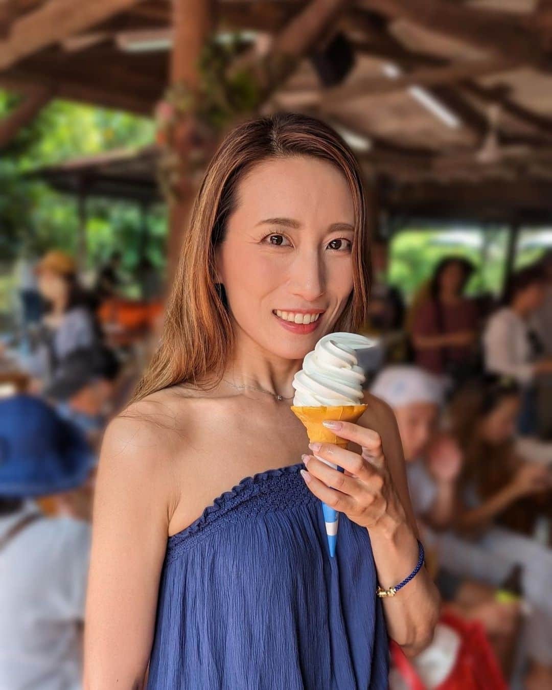 朝風れいさんのインスタグラム写真 - (朝風れいInstagram)「💙🩵🍦🩵💙  🌺めんそーれ𝕆𝕂𝕀ℕ𝔸𝕎𝔸🌺  梅雨明けした日の沖縄🌧️☀️  それはそれは暑くて、この後すぐに溶けたソフトクリームで👗汚しちゃったよね🥹  #blueseal #softcream #icecream #bluesealicecream #ブルーシール #ソフトクリーム #塩ミルク #沖縄ワールド #okinawa #japan #okinawatrip #trip #travel #沖縄 #沖縄旅行 #旅行  お気に入りの👗は @mayumi46 に貰ったHawaiiのもの💙」6月29日 20時15分 - rei.wd