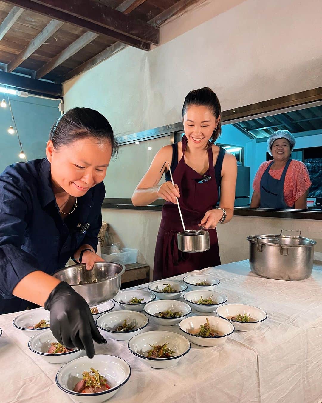 Amata Chittaseneeさんのインスタグラム写真 - (Amata ChittaseneeInstagram)「What a fun&happy trip @chiangdao.classroom in collaboration with @baantepabkk by Chef @tamchudaree ถิ่นนิยมคลาสรูม ค่ายธรรมชาติที่อำเภอเชียงดาวรอบนี้ พวกเราจัดเพื่อเฉลิมฉลองหน้าฝนแบบฉบับพิธีกรรมความเชื่อของชาวล้านนา(ผีขุ่นน้ำ) พวกเราได้ร่วมประสบการณ์พร้อมกับทีมบ้านเทพา อาบป่า อาบธรรมชาติ เรียนรู้พืชสมุนไพรในป่า เดินตลาดชาวบ้าน ตามหาวัตถุดิบตามฤดูกาล ผักท้องถิ่น จับกบ จับเขียด   ในวันสุดท้าย @baantepabkk ทำ Chef Table ให้ชุมชนและลูกค่ายโดยอาหารได้รับแรงบันดาลใจจาก สิ่งที่พบเจอตลอด 3 วัน (กิ๋นต๋ามฮีตต๋ามฮอง)  สร้างสรรค์ อร่อย อิ่ม และสนุกสุดๆ 😍 โคตรประทับใจเลยฮะ @tamchudaree   นอกจากนี้เจ้า ภาม @phammhee น้องชายเค้ามาjoin ครั้งแรกอีก พี่สาวปลื้มใจ 🥺🥺🥺 สนุกมากค๊าบบบ หัวใจฟูโต  สำหรับเพื่อนๆที่สนใจค่ายถิ่นนิยม รอบต่อไปคือ ค่ายฤดูฝน ชวนมาอยู่กับธรรมชาติและวิถีชีวิตชุมชนค่า  ค่ายรอบต่อไปมีปลายเดือนหน้านะคะ ตามได้ที่ @chiangdao.classroom @tinniyom_classroom」6月29日 20時15分 - pearypie