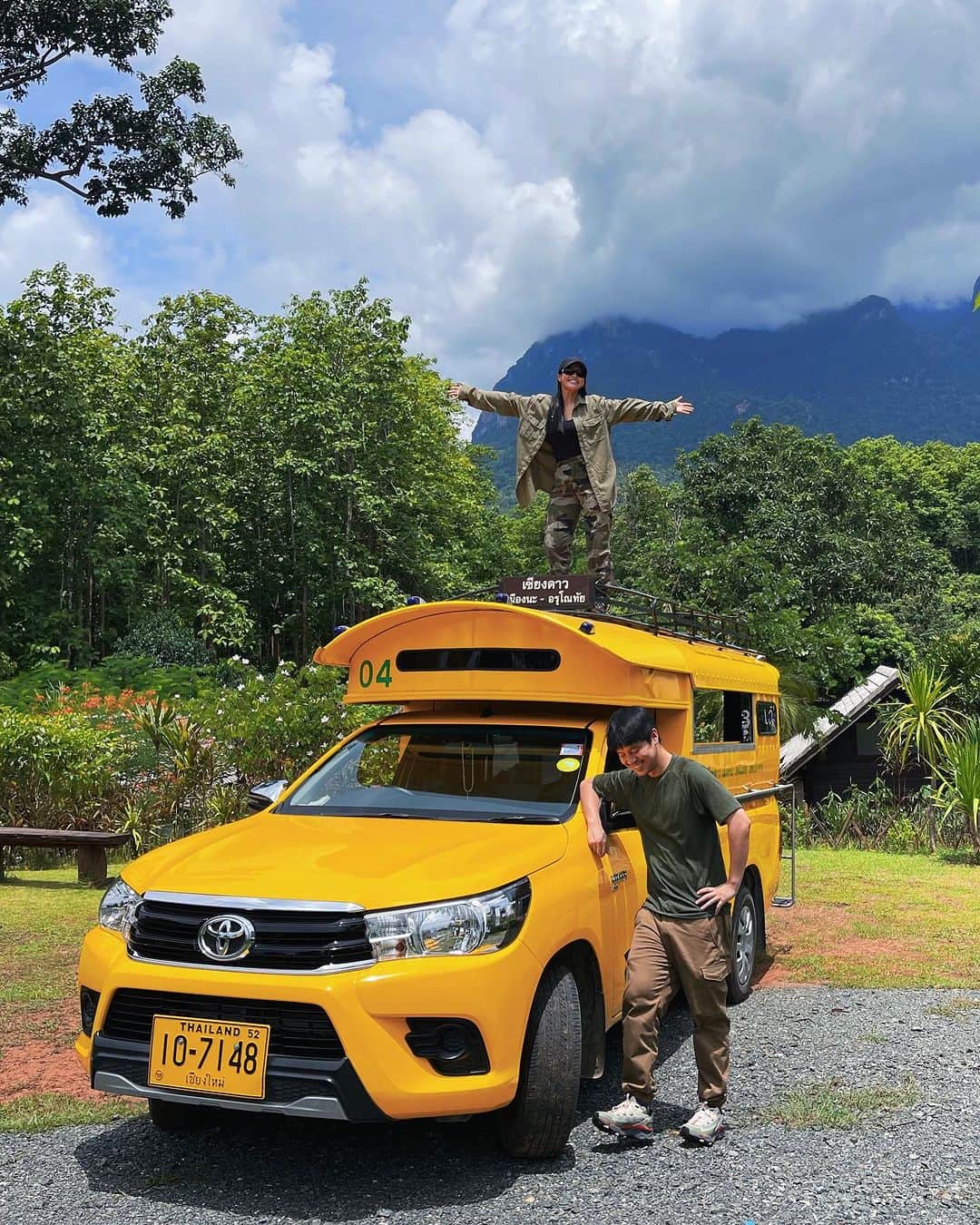 Amata Chittaseneeのインスタグラム：「What a fun&happy trip @chiangdao.classroom in collaboration with @baantepabkk by Chef @tamchudaree ถิ่นนิยมคลาสรูม ค่ายธรรมชาติที่อำเภอเชียงดาวรอบนี้ พวกเราจัดเพื่อเฉลิมฉลองหน้าฝนแบบฉบับพิธีกรรมความเชื่อของชาวล้านนา(ผีขุ่นน้ำ) พวกเราได้ร่วมประสบการณ์พร้อมกับทีมบ้านเทพา อาบป่า อาบธรรมชาติ เรียนรู้พืชสมุนไพรในป่า เดินตลาดชาวบ้าน ตามหาวัตถุดิบตามฤดูกาล ผักท้องถิ่น จับกบ จับเขียด   ในวันสุดท้าย @baantepabkk ทำ Chef Table ให้ชุมชนและลูกค่ายโดยอาหารได้รับแรงบันดาลใจจาก สิ่งที่พบเจอตลอด 3 วัน (กิ๋นต๋ามฮีตต๋ามฮอง)  สร้างสรรค์ อร่อย อิ่ม และสนุกสุดๆ 😍 โคตรประทับใจเลยฮะ @tamchudaree   นอกจากนี้เจ้า ภาม @phammhee น้องชายเค้ามาjoin ครั้งแรกอีก พี่สาวปลื้มใจ 🥺🥺🥺 สนุกมากค๊าบบบ หัวใจฟูโต  สำหรับเพื่อนๆที่สนใจค่ายถิ่นนิยม รอบต่อไปคือ ค่ายฤดูฝน ชวนมาอยู่กับธรรมชาติและวิถีชีวิตชุมชนค่า  ค่ายรอบต่อไปมีปลายเดือนหน้านะคะ ตามได้ที่ @chiangdao.classroom @tinniyom_classroom」